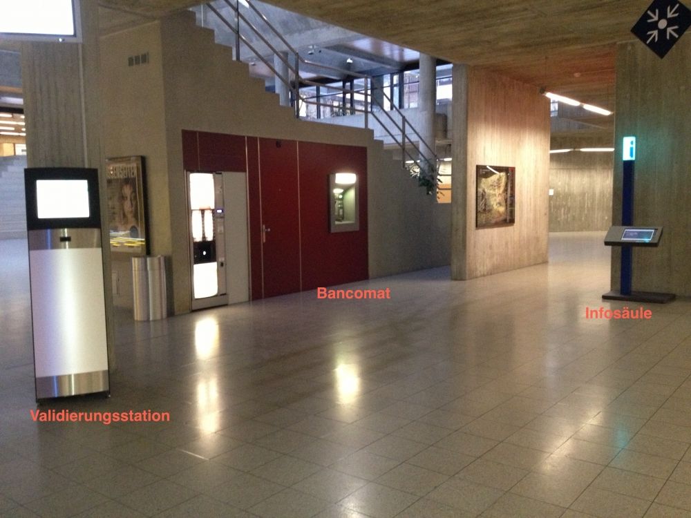 Y24, Stockwerk G: Links: Validierungsstation.

Mitte: Bancomat.

Rechts: Info-Säule.