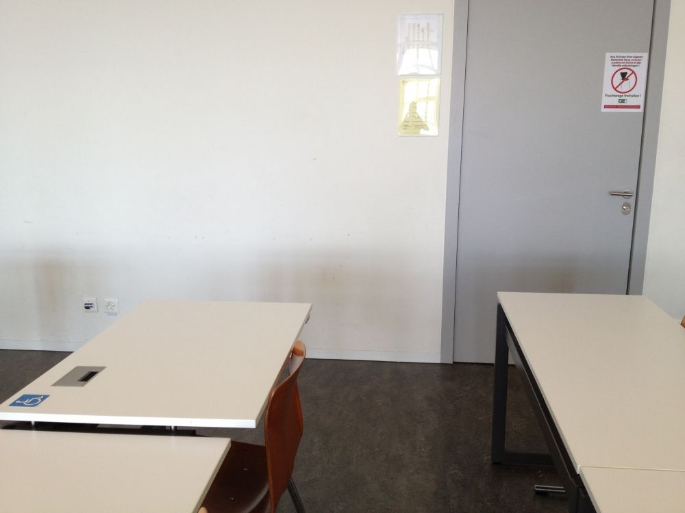 Seminarraum RAI-J-031: Elektrisch, höhenverstellbarer Tisch (Nahaufnahme).