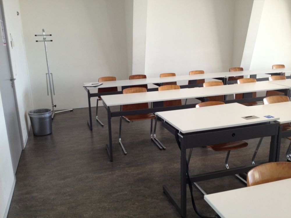Seminarraum RAI-J-031: Elektrisch, höhenverstellbarer Tisch.