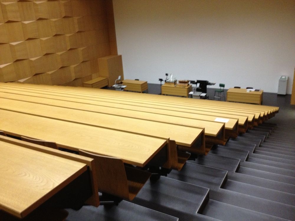 Hörsaal HAH-E-11: In Richtung Dozierendenpult.