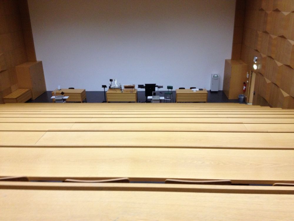 Hörsaal HAH-E-11: In Richtung Dozierendenpult (Frontalansicht).