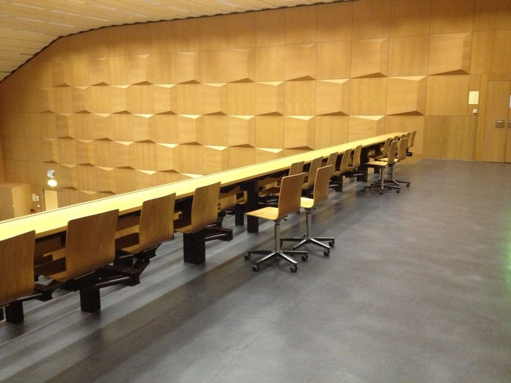Hörsaal HAH-E-11: Die zwei Plätze ohne fixe Bestuhlung.