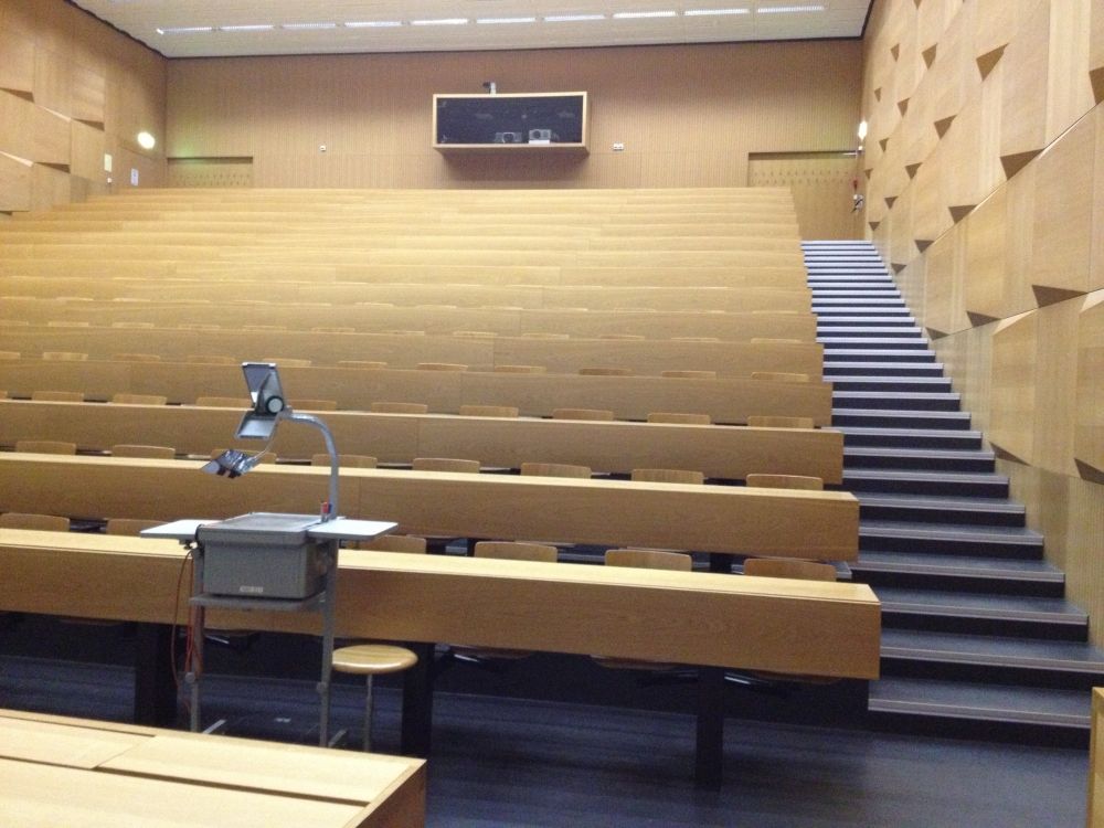 Hörsaal HAH-E-11: Vom Dozierendenpult aus.