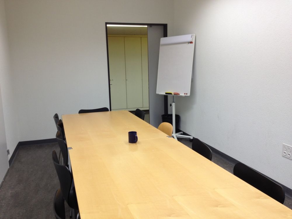 Sitzungsraum BOT-0-12: Sitzungsraum in Richtung Eingangstüre.