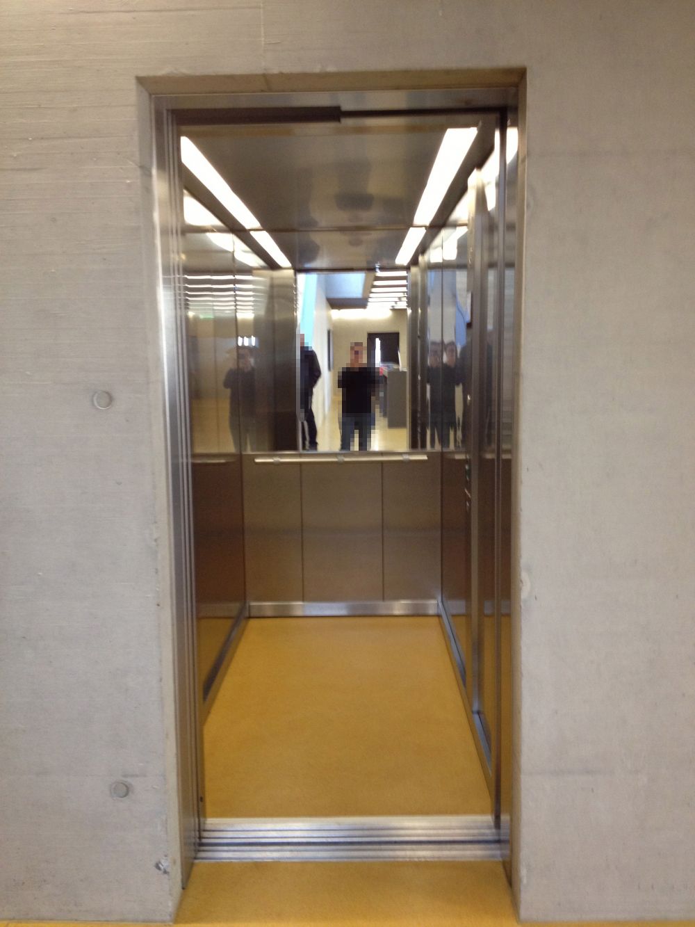 TKK, Rechter Lift; im abgeschlossenen Bereich.: Lift-Innenraum.