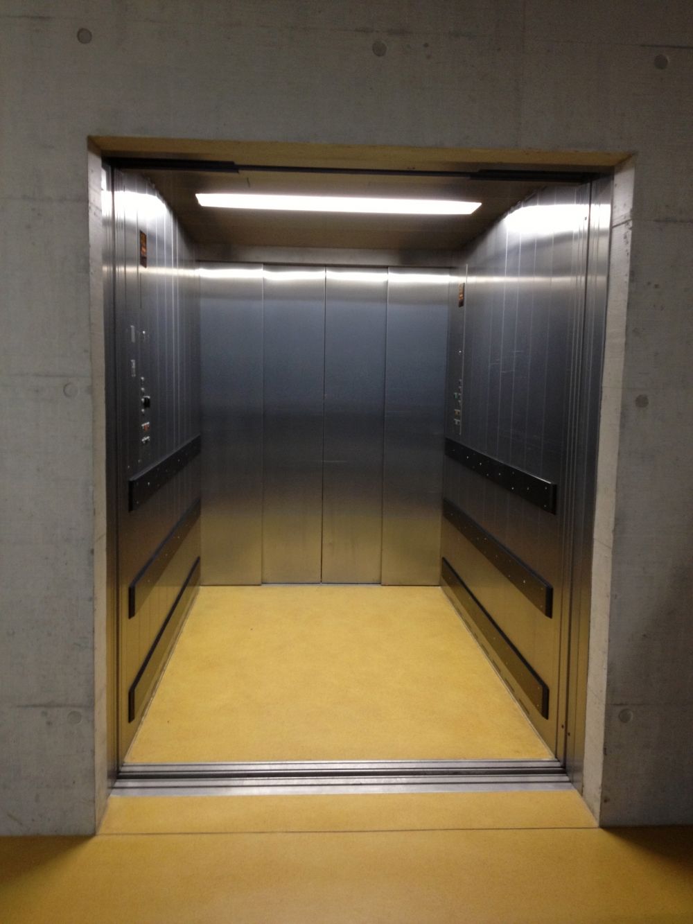 TKK, Warenlift; im abgeschlossenen Bereich.: Warenlift Innenraum.