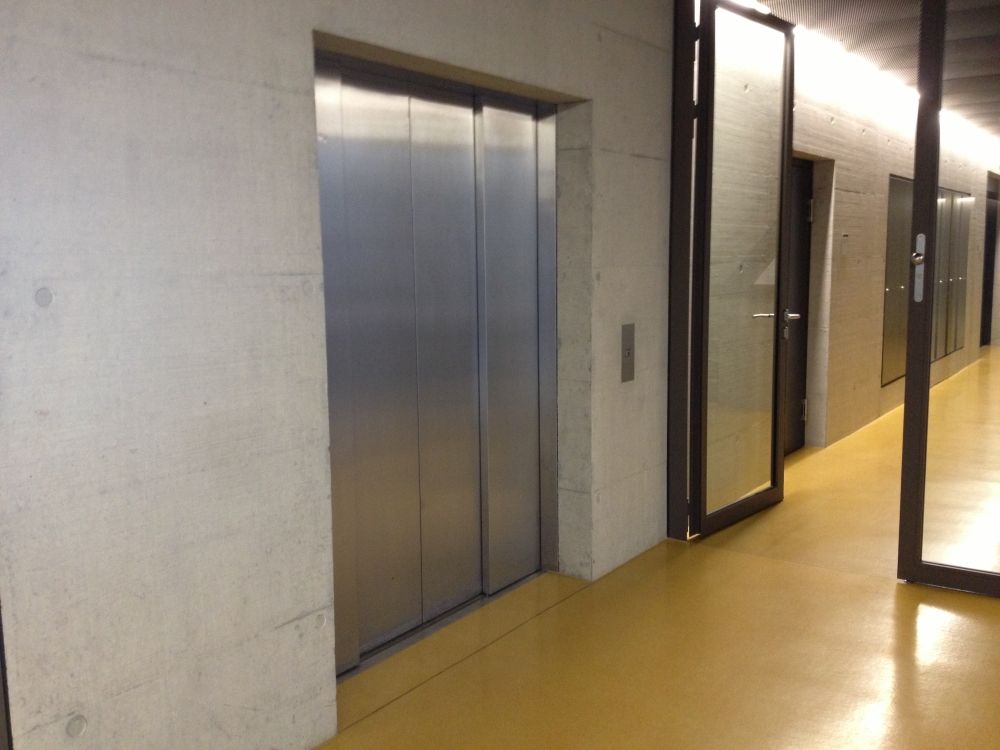 TKK, Warenlift; im abgeschlossenen Bereich.: Warenlift (Nahaufnahme von aussen).