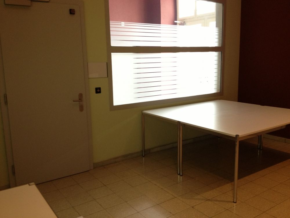 Sitzungsraum KOL-H-344d: Sitzungs-/Prüfungszimmer mit den zwei langen Tischen.