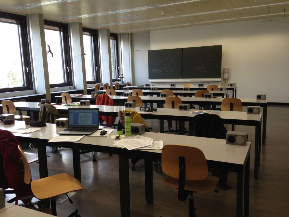 Seminarraum BOT-0-10B: Blick in Richtung Wandtafel.