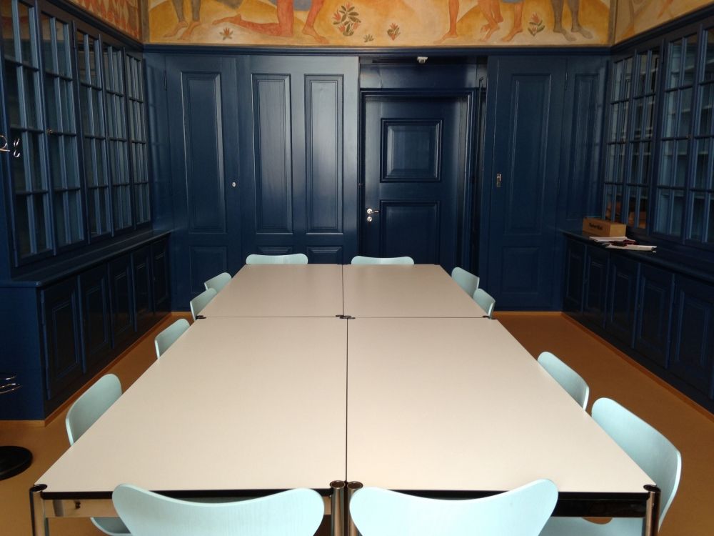 Sitzungsraum KOL-F-102: Sitzungsraum in Richtung Eingangstüre.