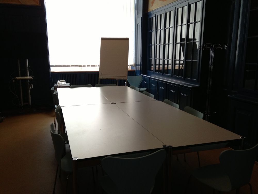 Sitzungsraum KOL-F-102: Von der Eingangstüre aus.