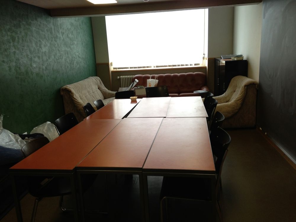 Sitzungsraum KOL-F-116a: Sitzungsraum in Richtung Fenster.