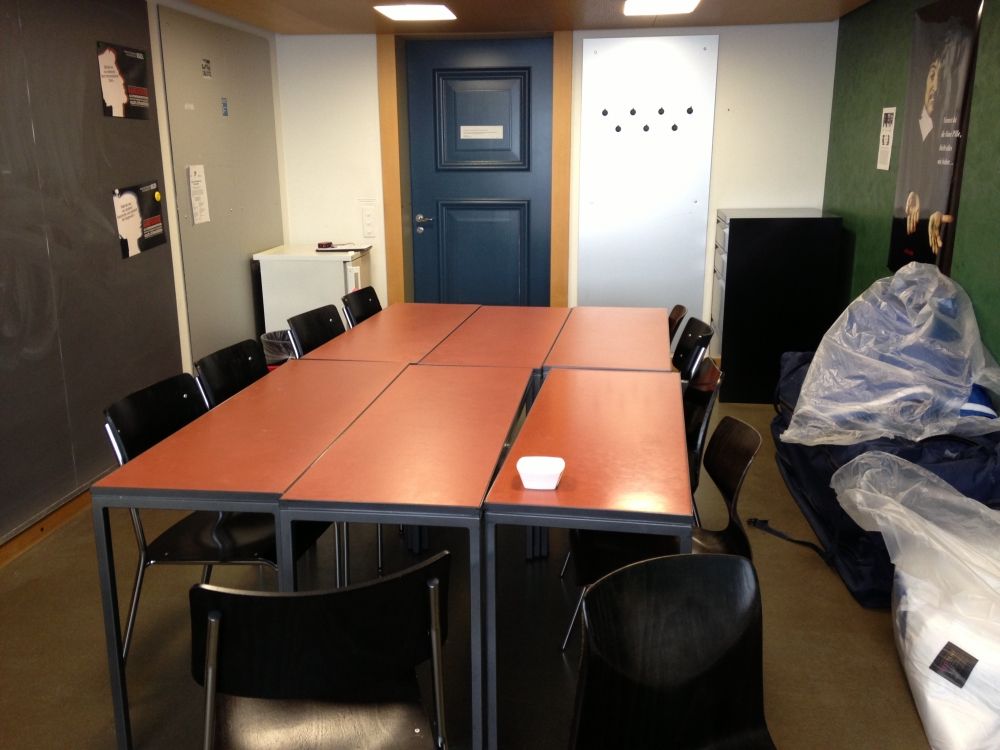 Sitzungsraum KOL-F-116a: Sitzungsraum in Richtung Türe.