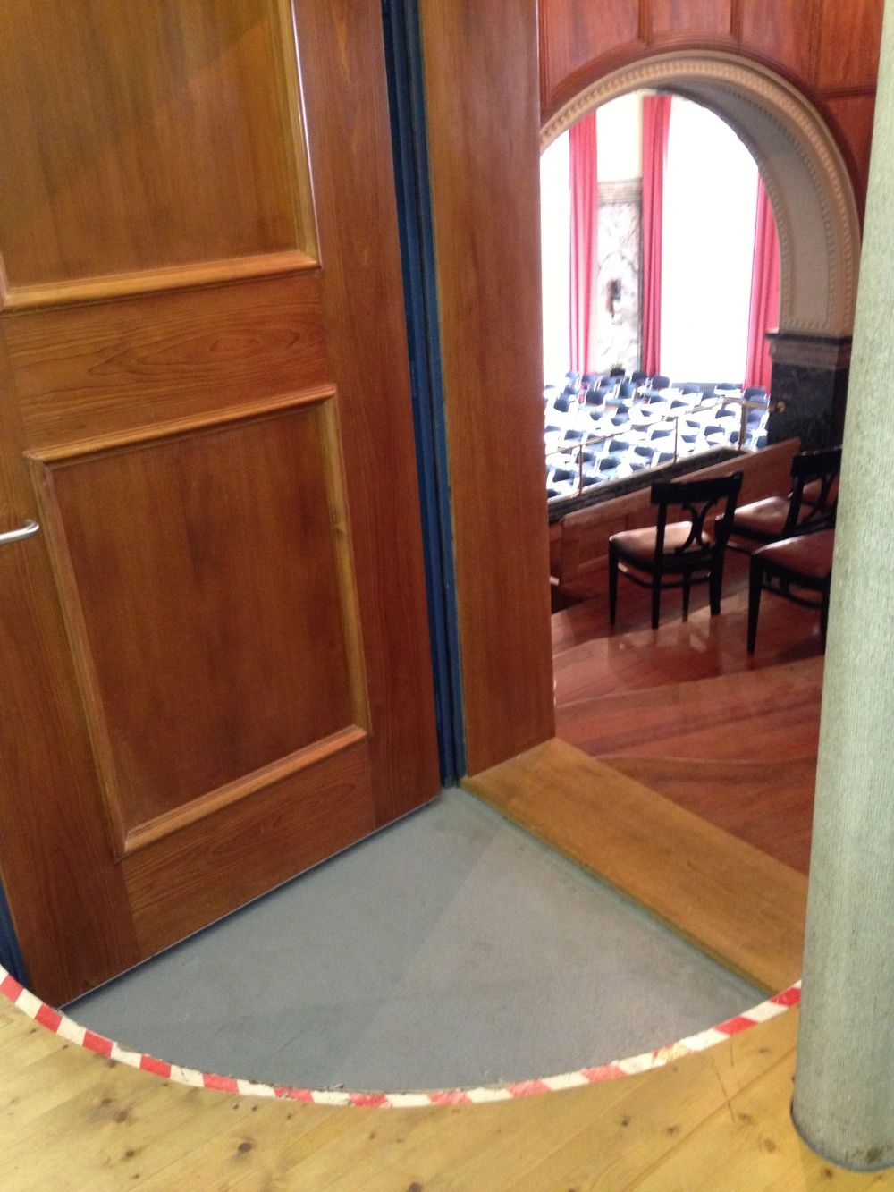 KOL-H, Empore der Aula: Blick durch die Türe auf die gestufte Empore.