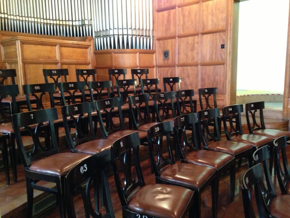 KOL-H, Empore der Aula: Blick zur Orgel und Eingangstüre.