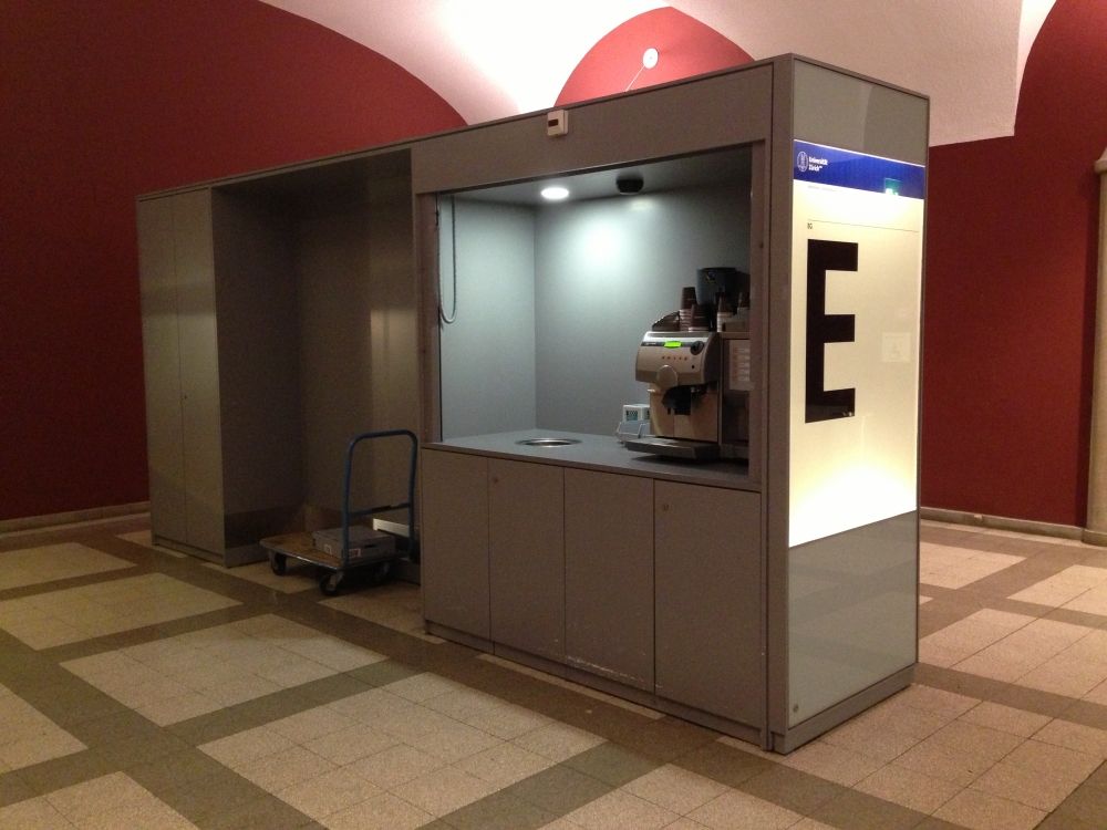 KOL, Stockwerk E: Kaffeeautomat bei den Haupt-Aufzügen.
