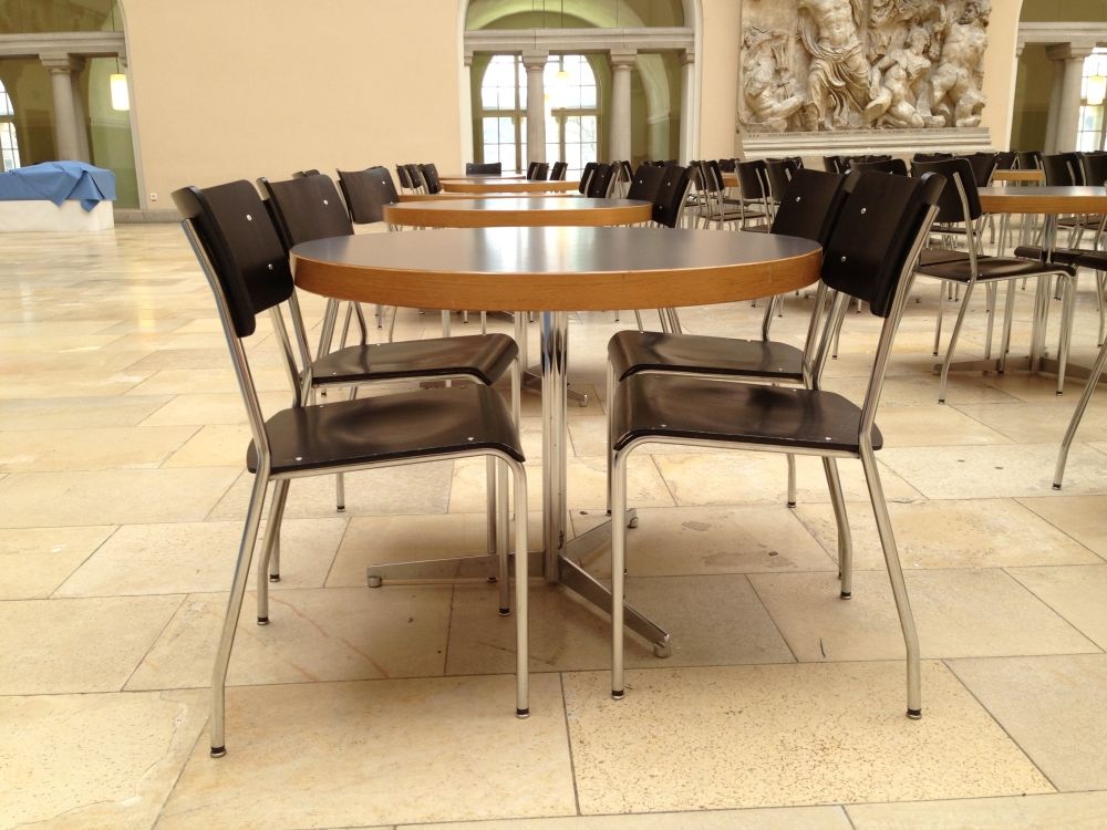 KOL-D, Halle: Nahaufnahme Rundtische im Lichthof.