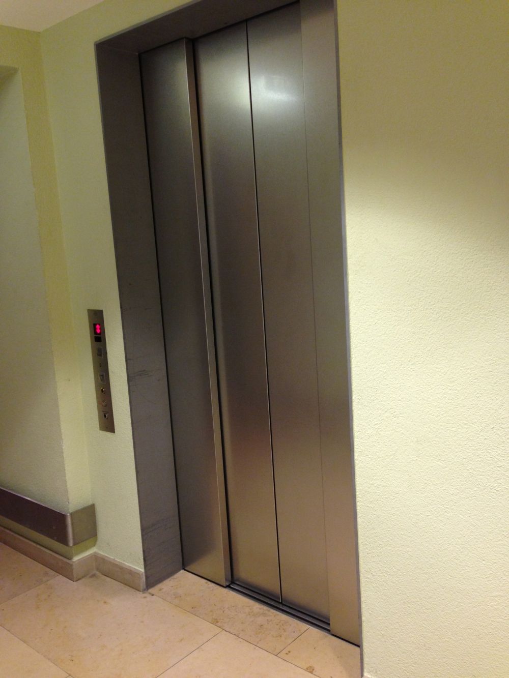 KOL, Lift Ost (Schlüssel nötig): Seitlicher Blick auf den Lift. Er befindet sich zwischen dem Kiosk und dem Lichthof (auf Stockwerk D).