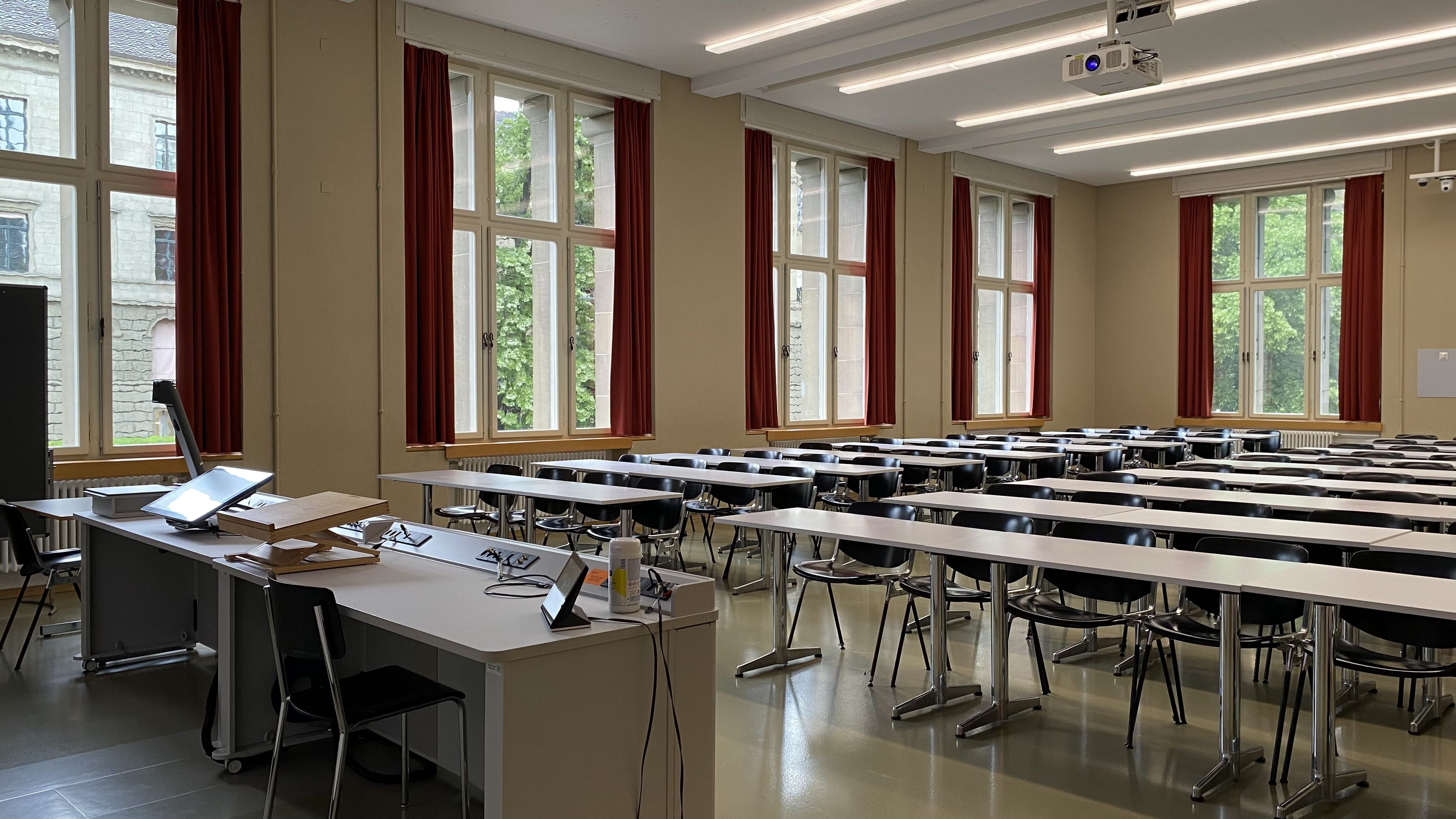 Seminarraum KO2-F-152: Ansicht auf den Raum von der Eingangstüre aus.