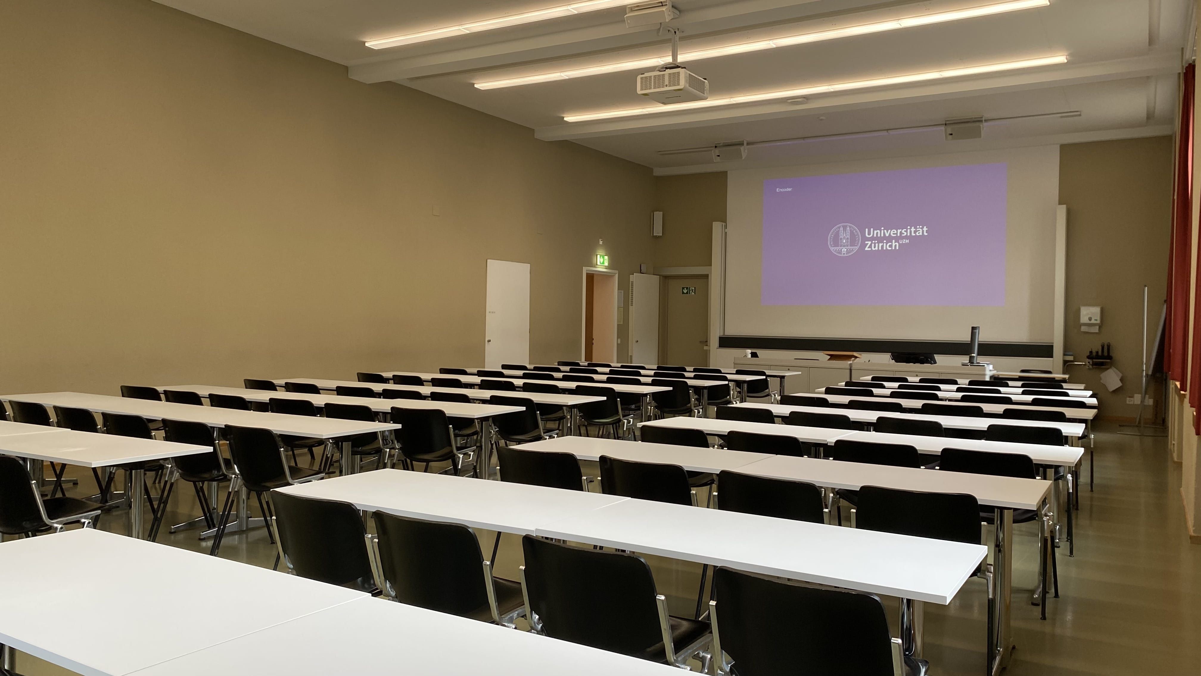 Seminarraum KO2-F-152: Ansicht auf den Raum zum Dozierendenpult hin.
