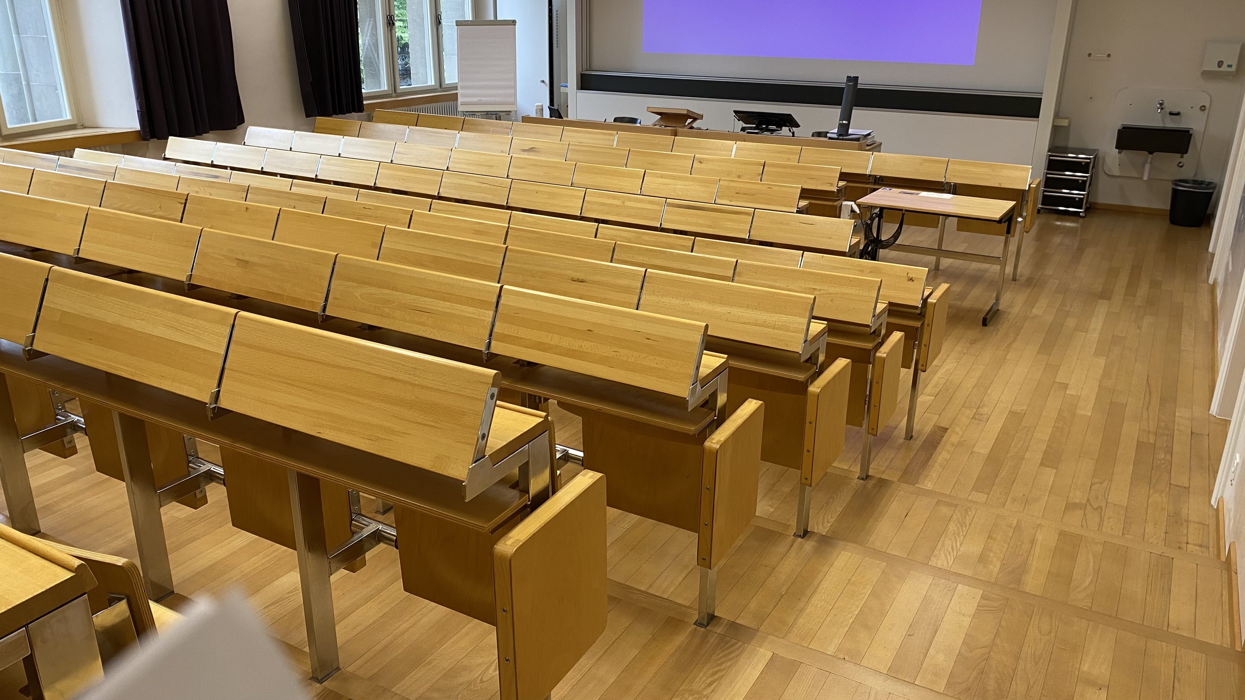 Hörsaal KO2-F-150: Ansicht auf den Raum zum Dozierendenpult hin.