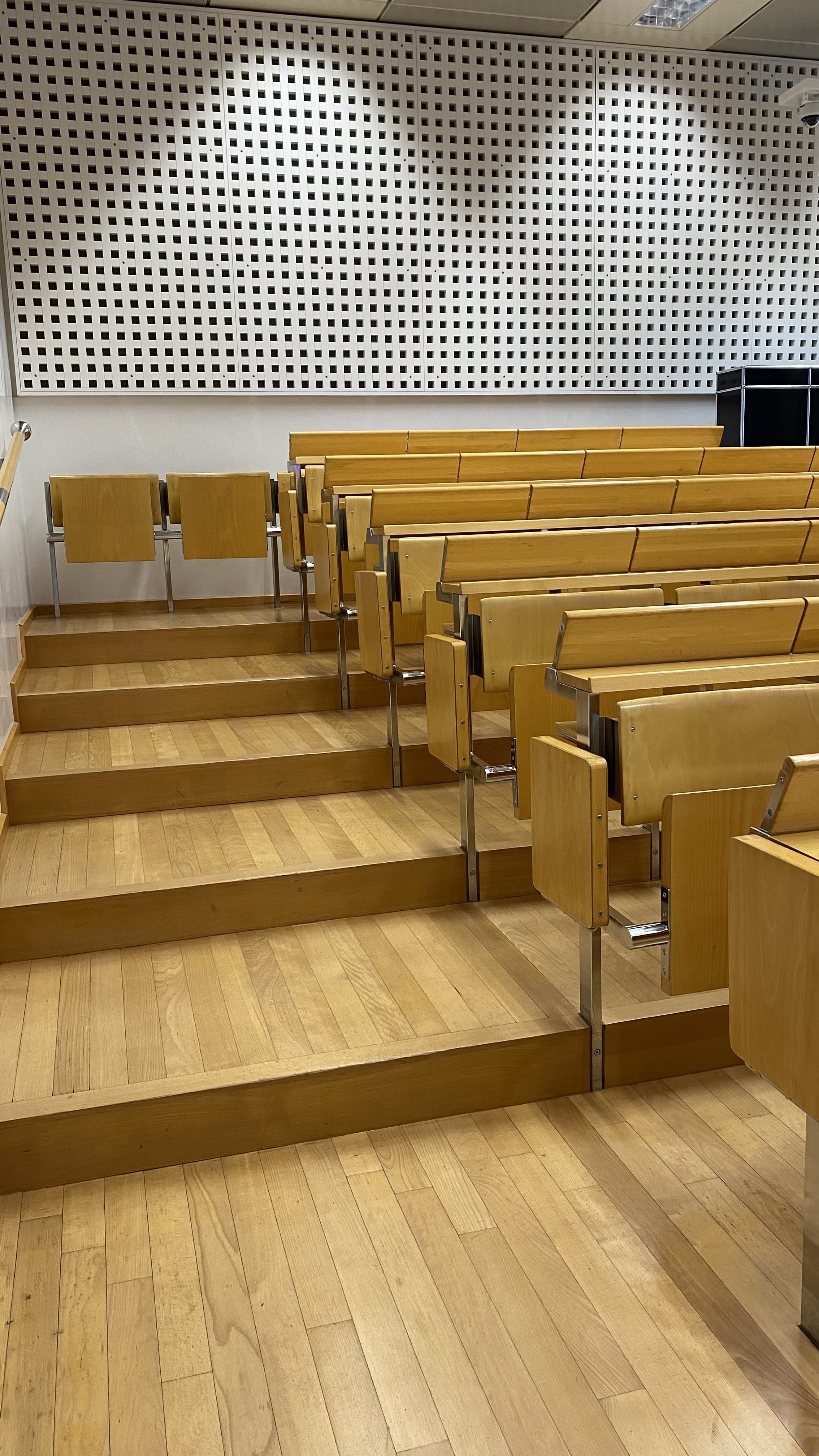 Hörsaal KO2-F-150: Ansicht auf die Stufen auf der linken Seite des Raumes.