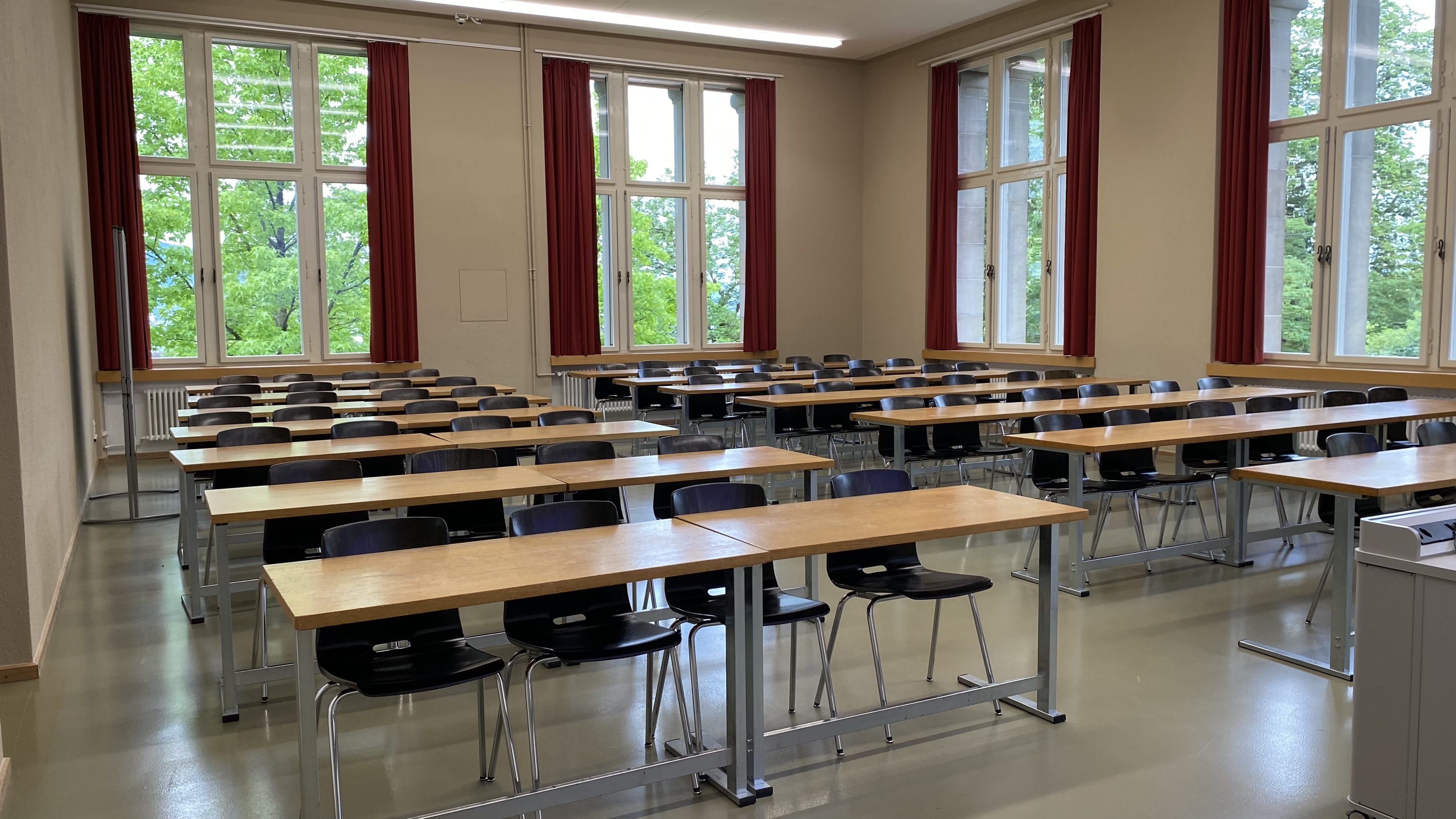 Seminarraum KO2-F-174: Ansicht auf den Raum von der Eingangstüre aus.