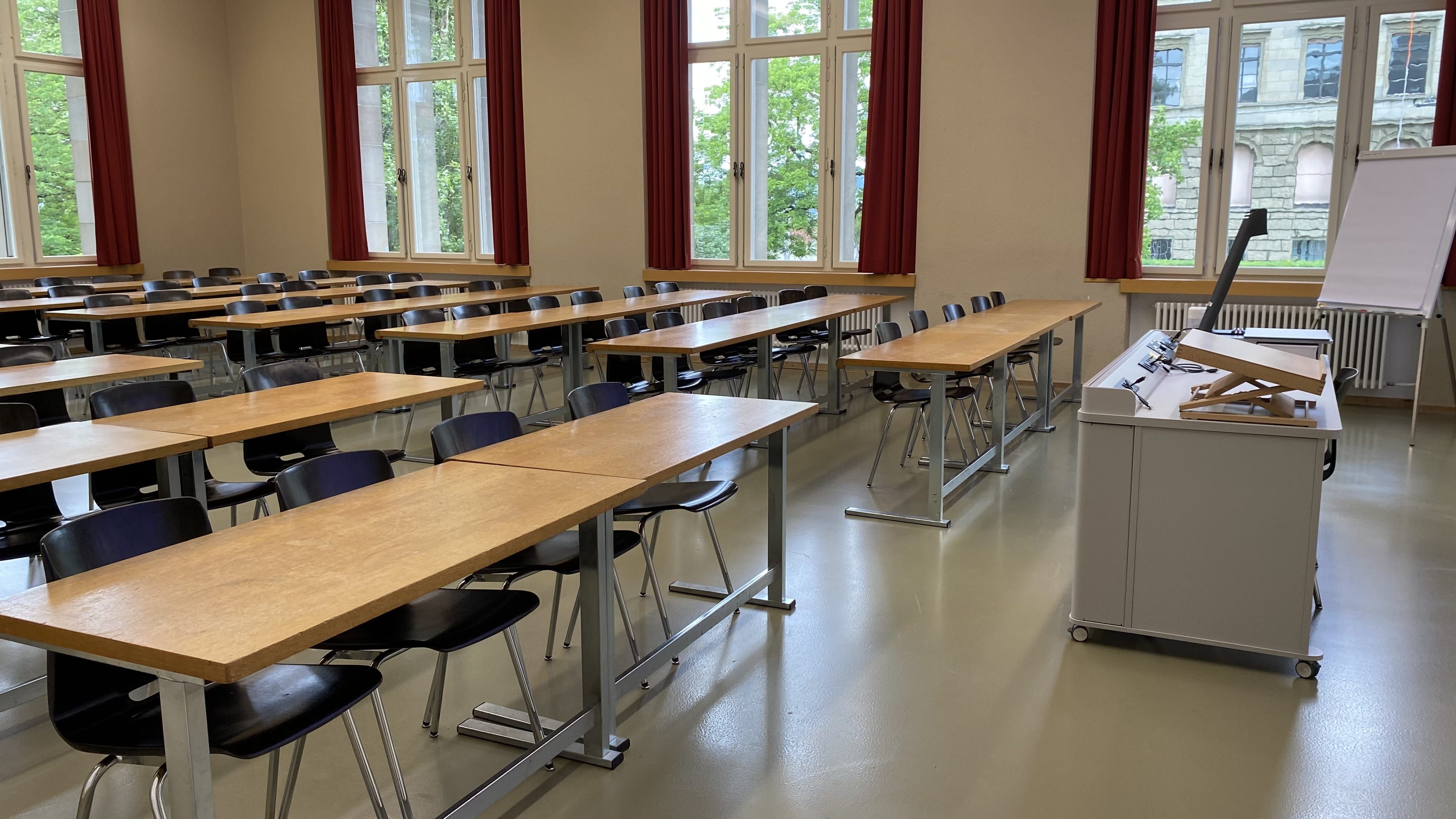 Seminarraum KO2-F-174: Ansicht auf die rechte Seite des Raumes von der Eingangstüre aus.