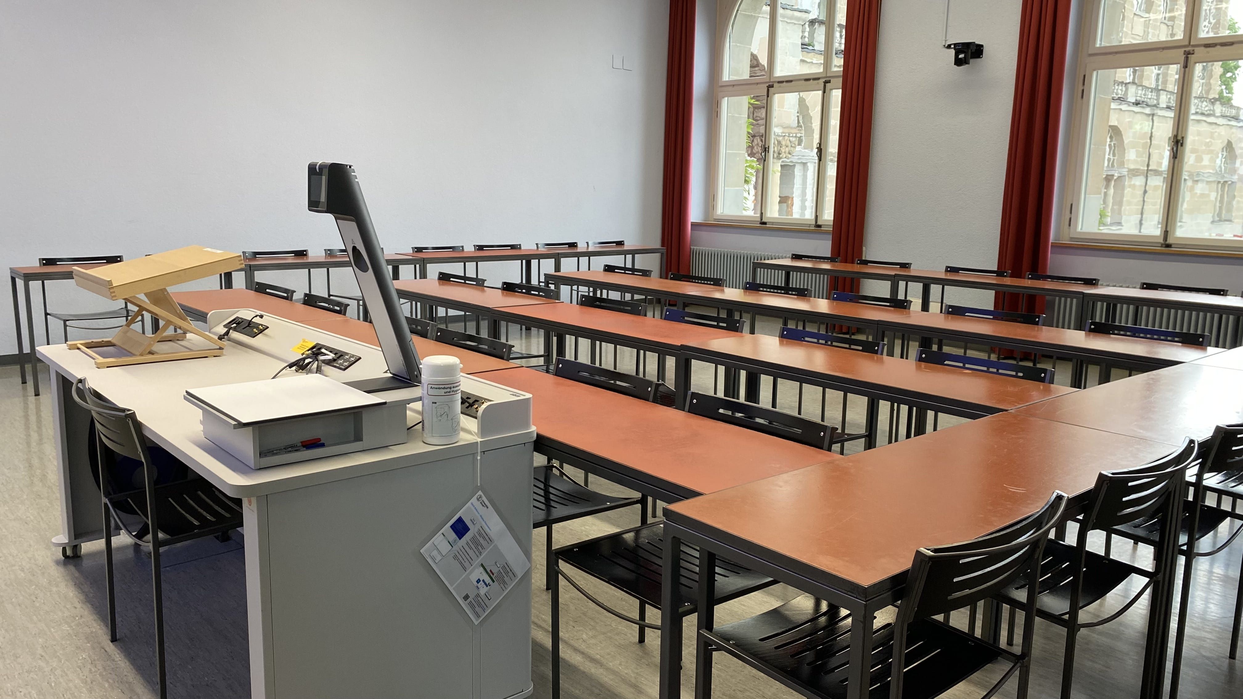 Seminarraum KO2-D-54: Ansicht auf das Dozierendenpult.