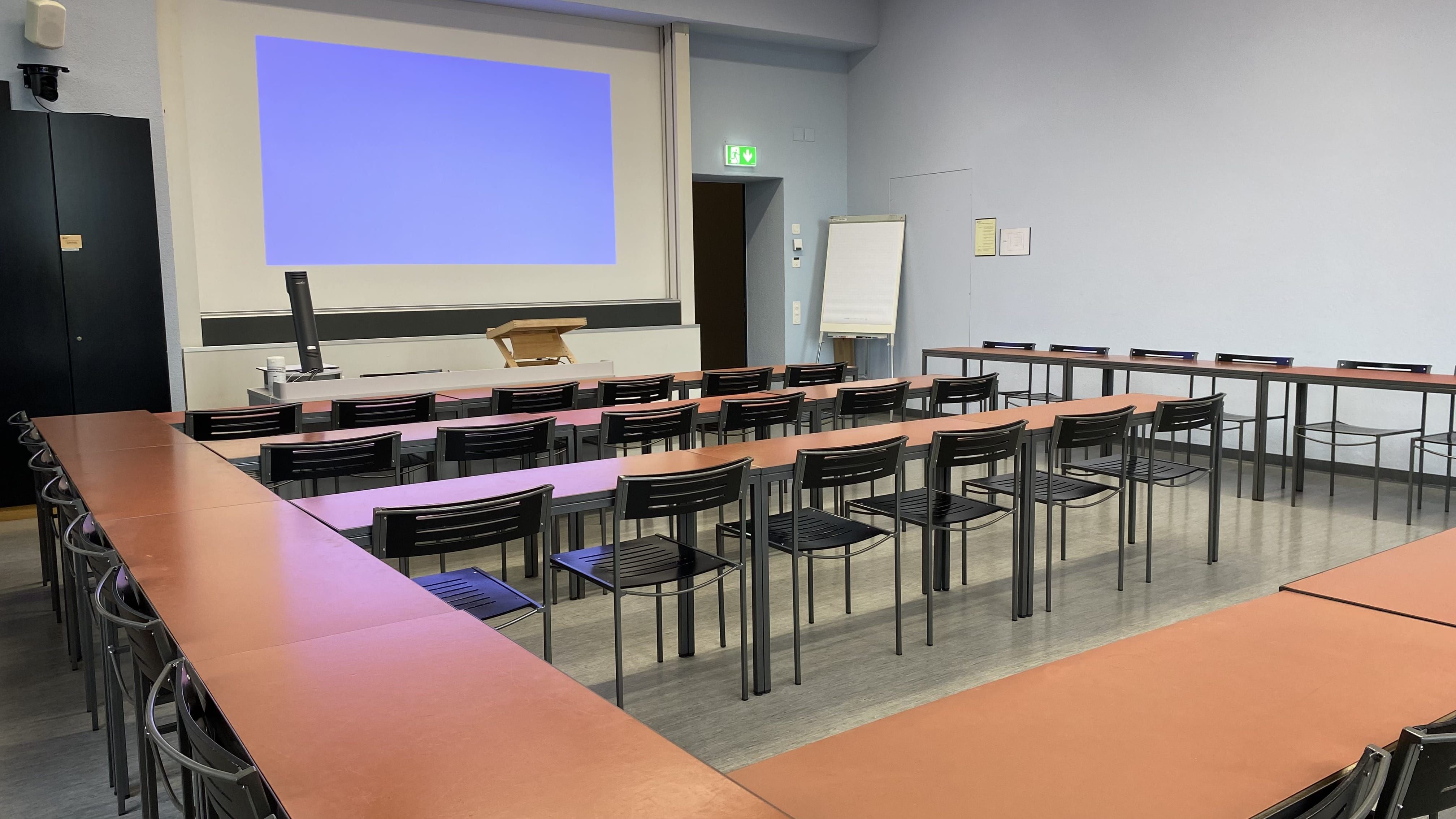 Seminarraum KO2-D-54: Ansicht auf den Raum zur Eingangstüre hin. Die Türe befindet sich rechts im Bild.