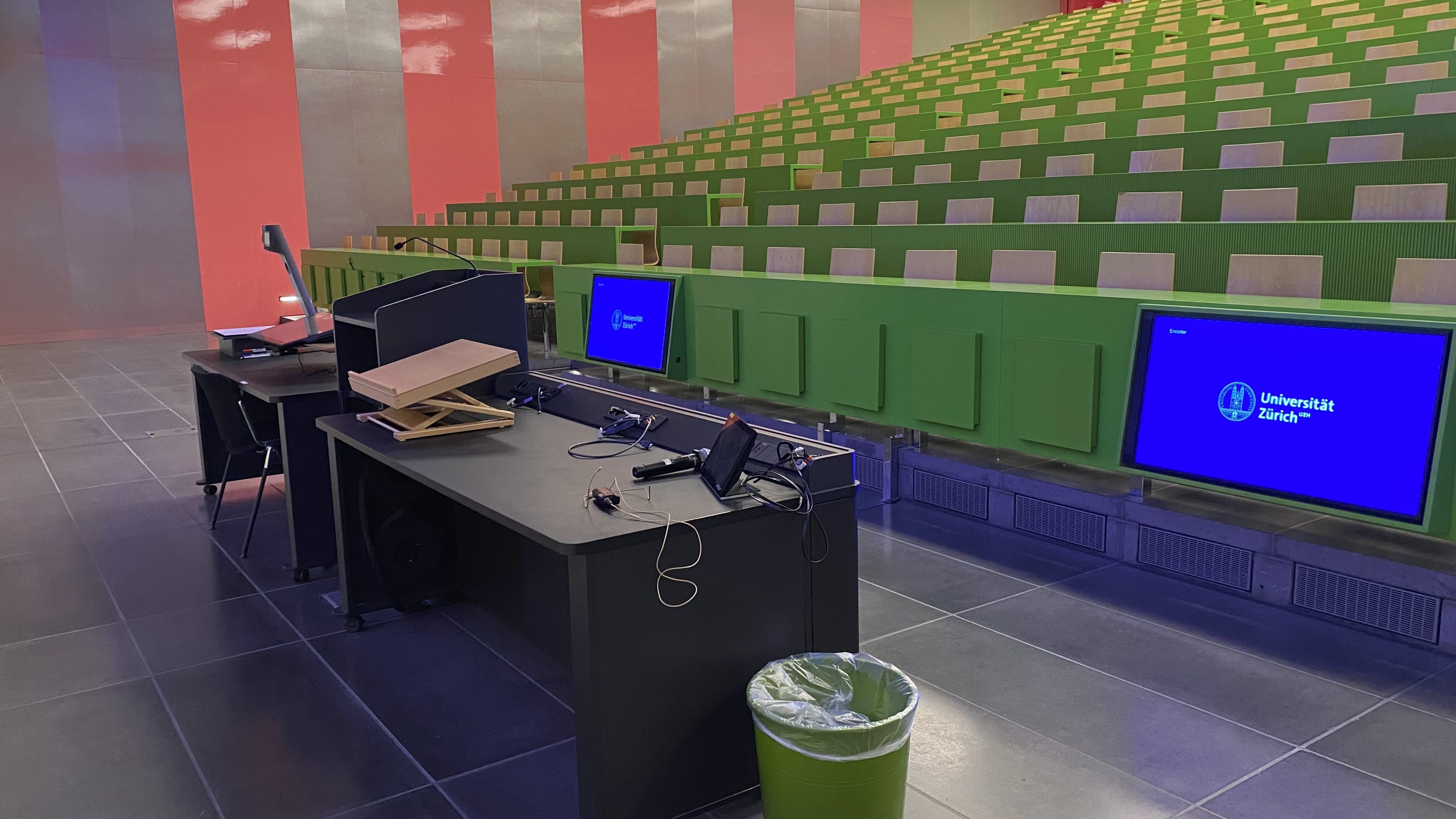 Hörsaal KOH-B-10: Ansicht auf das Dozierendenpult.