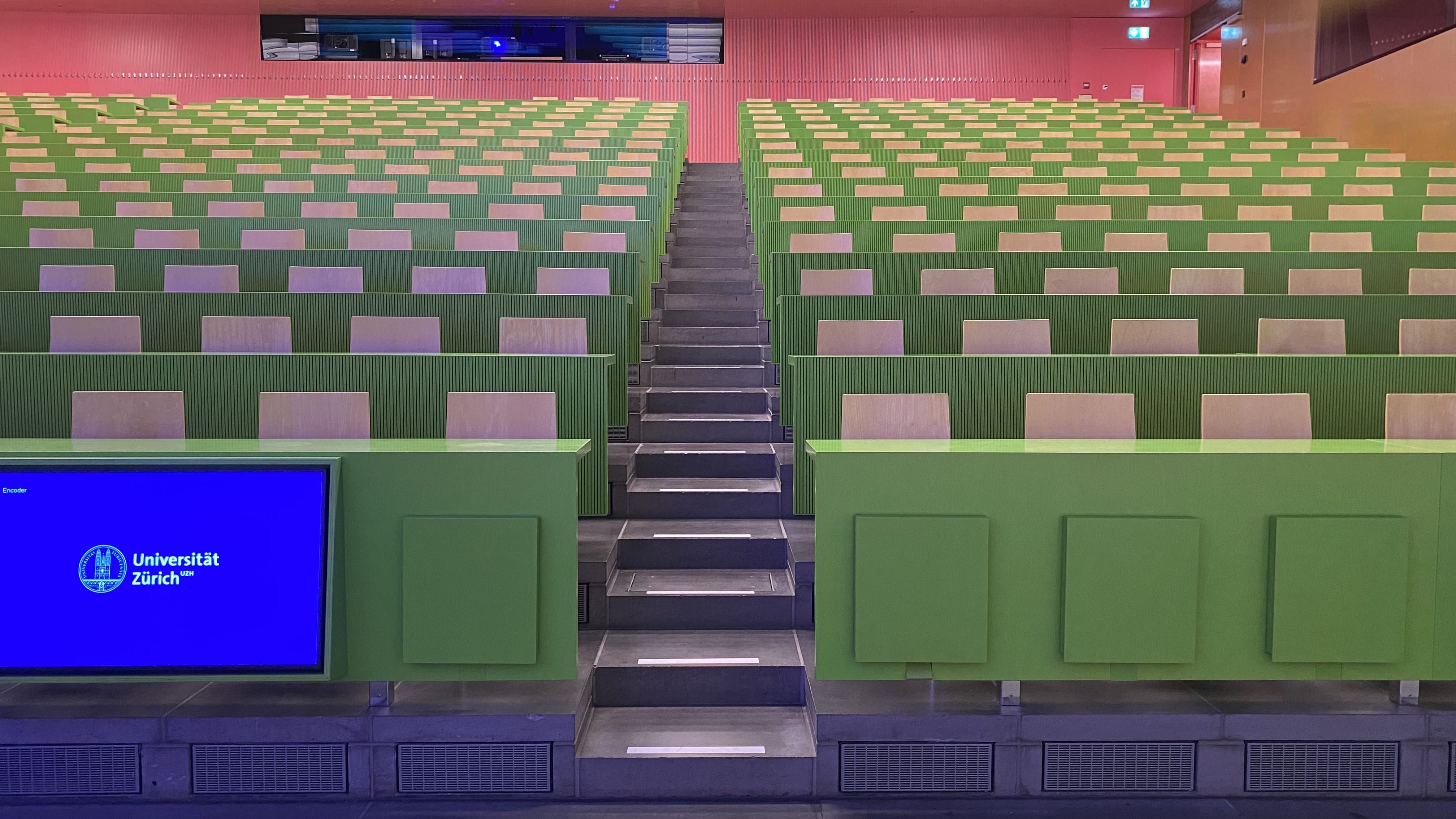 Hörsaal KOH-B-10: Ansicht auf die mittigen Stufen. Der Durchgang hier ist schmaler als ganz links und rechts im Raum.