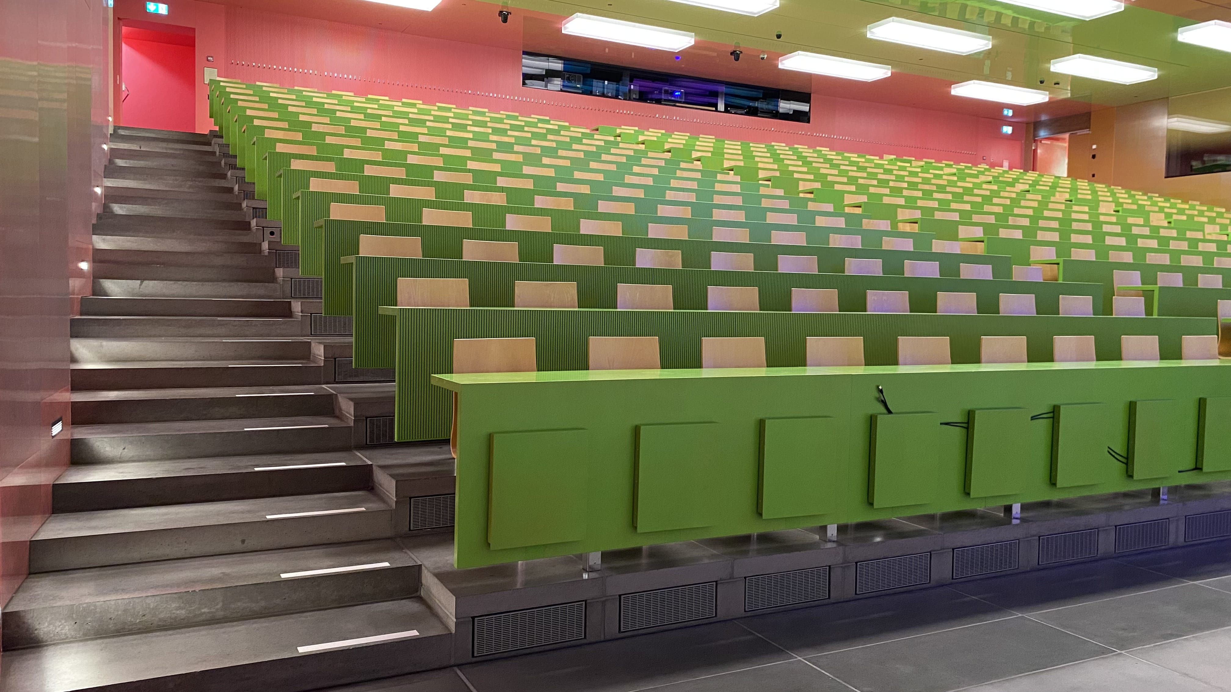 Hörsaal KOH-B-10: Ansicht auf die Stufen rechts im Raum. Der Durchgang hier ist breiter als bei den Stufen in der Mitte der Sitzreihen.