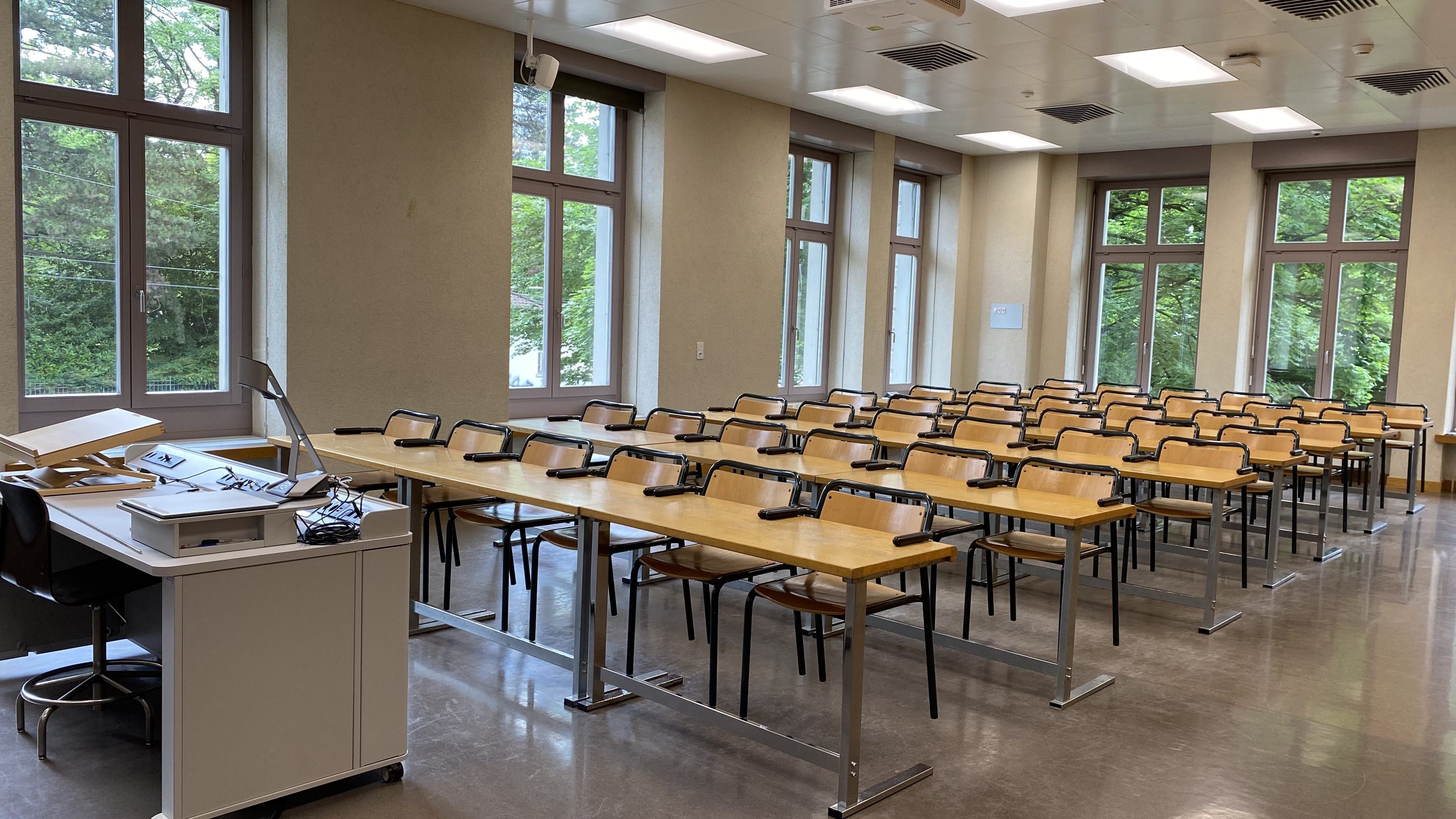 Seminarraum RAK-E-6: Ansicht auf den Raum von der Eingangstür aus.