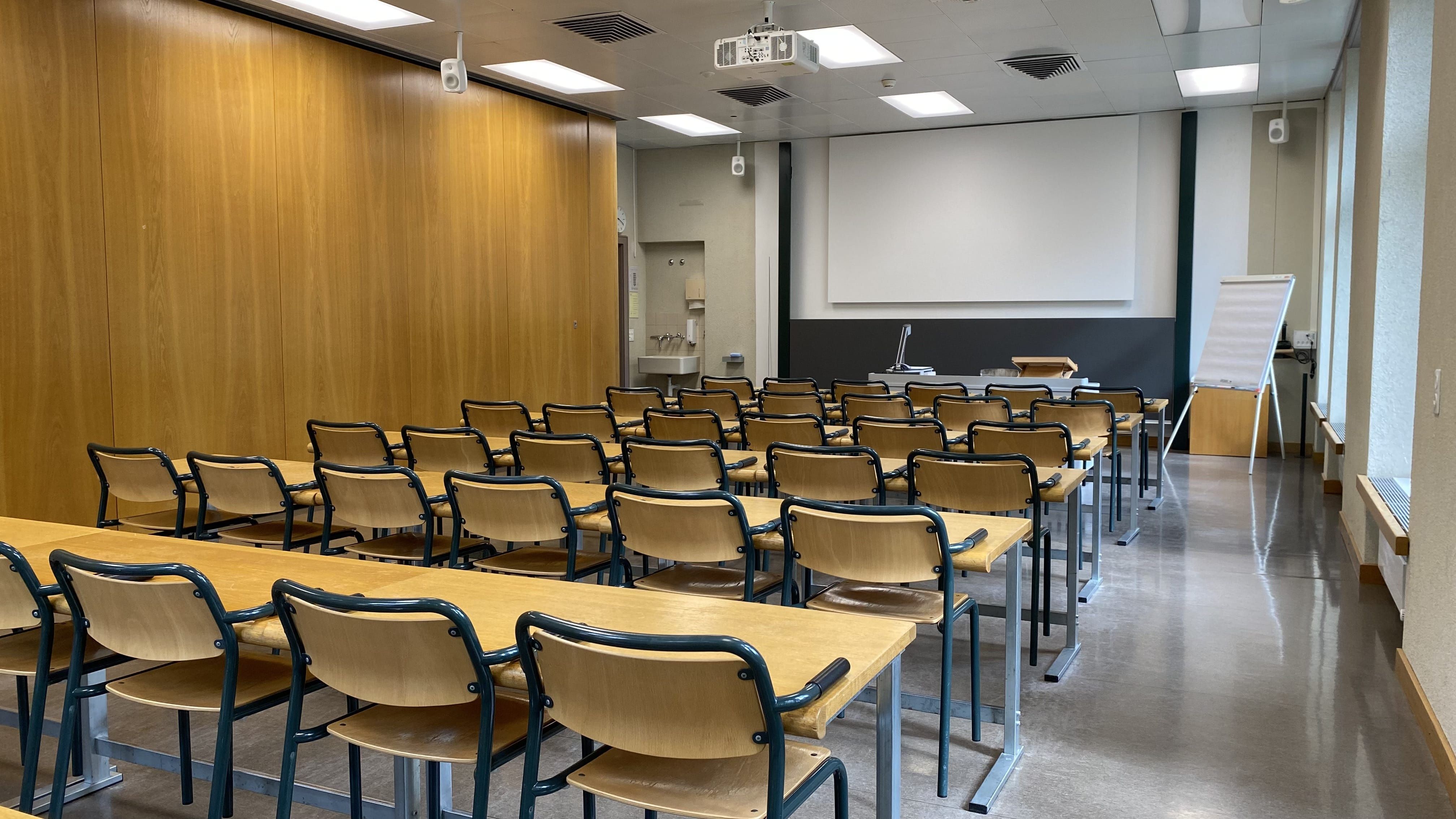 Seminarraum RAK-E-6: Ansicht auf den Raum zum Dozierendenpult hin.