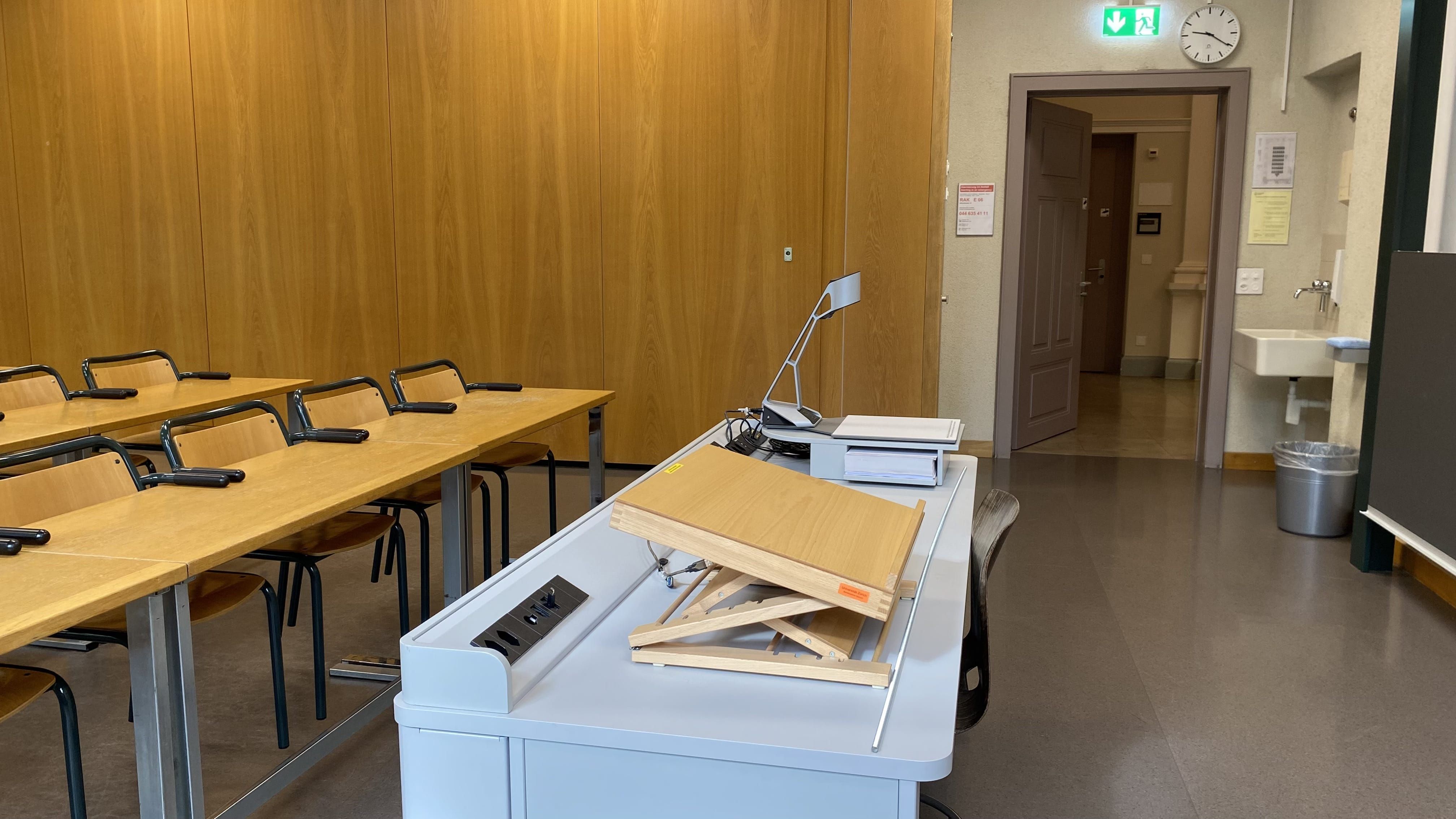 Seminarraum RAK-E-6: Ansicht auf die Eingangstür in den Raum. Rechts von der Tür befindet sich ein Lavabo.