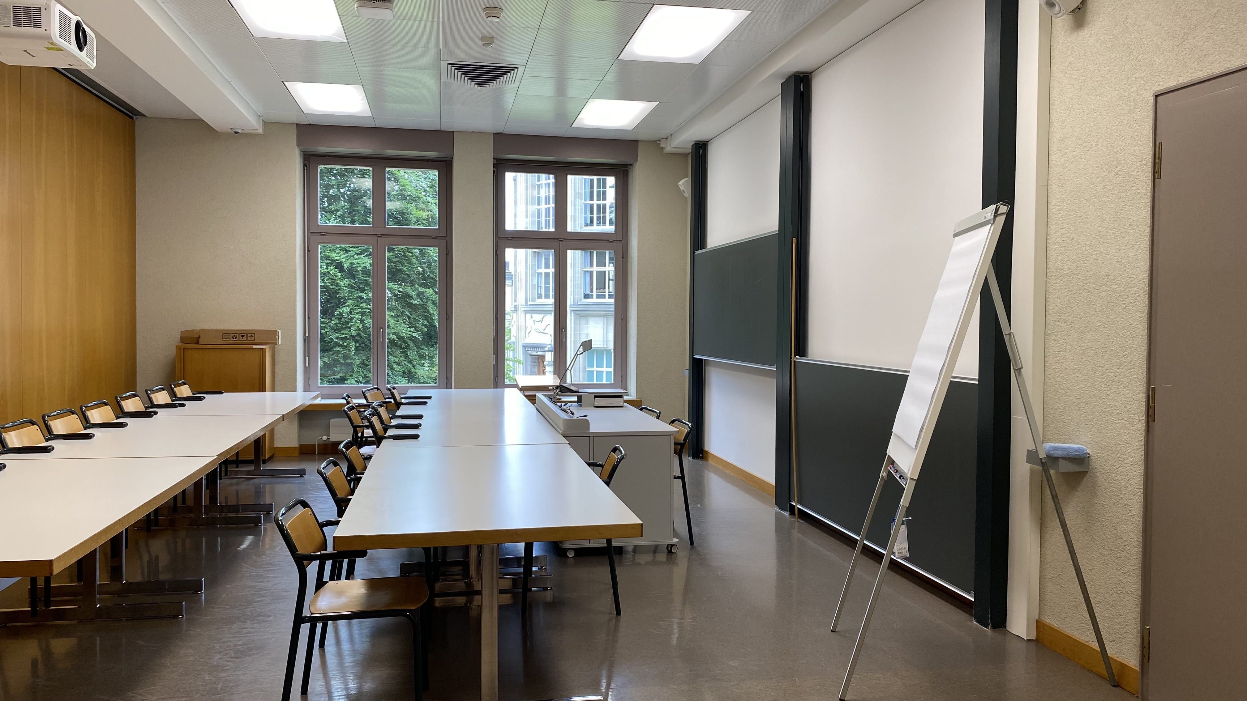 Seminarraum RAK-E-7: Ansicht auf den Raum von der Eingangstür aus.
