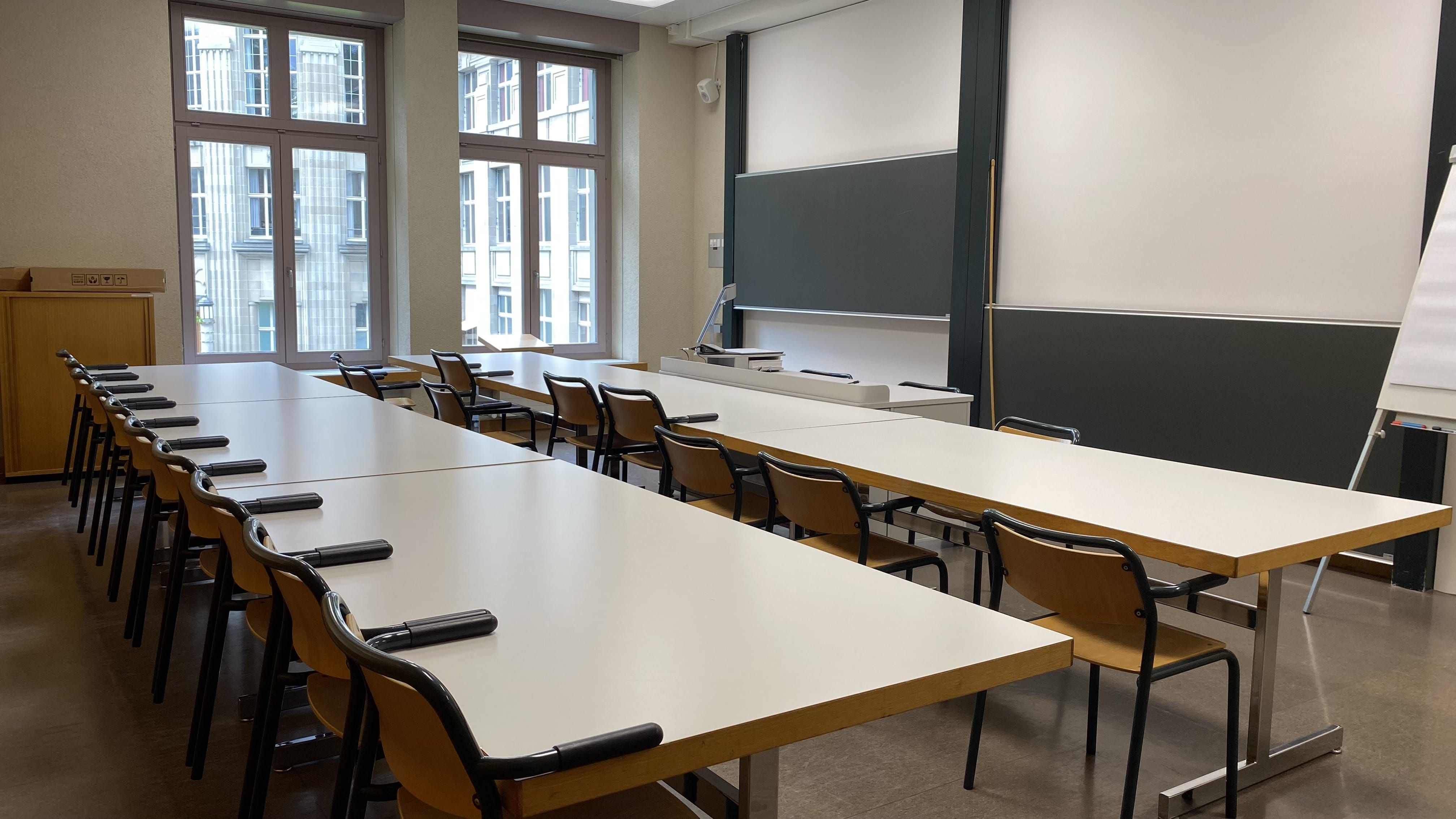 Seminarraum RAK-E-7: Ansicht zum Dozierendenpult hin.