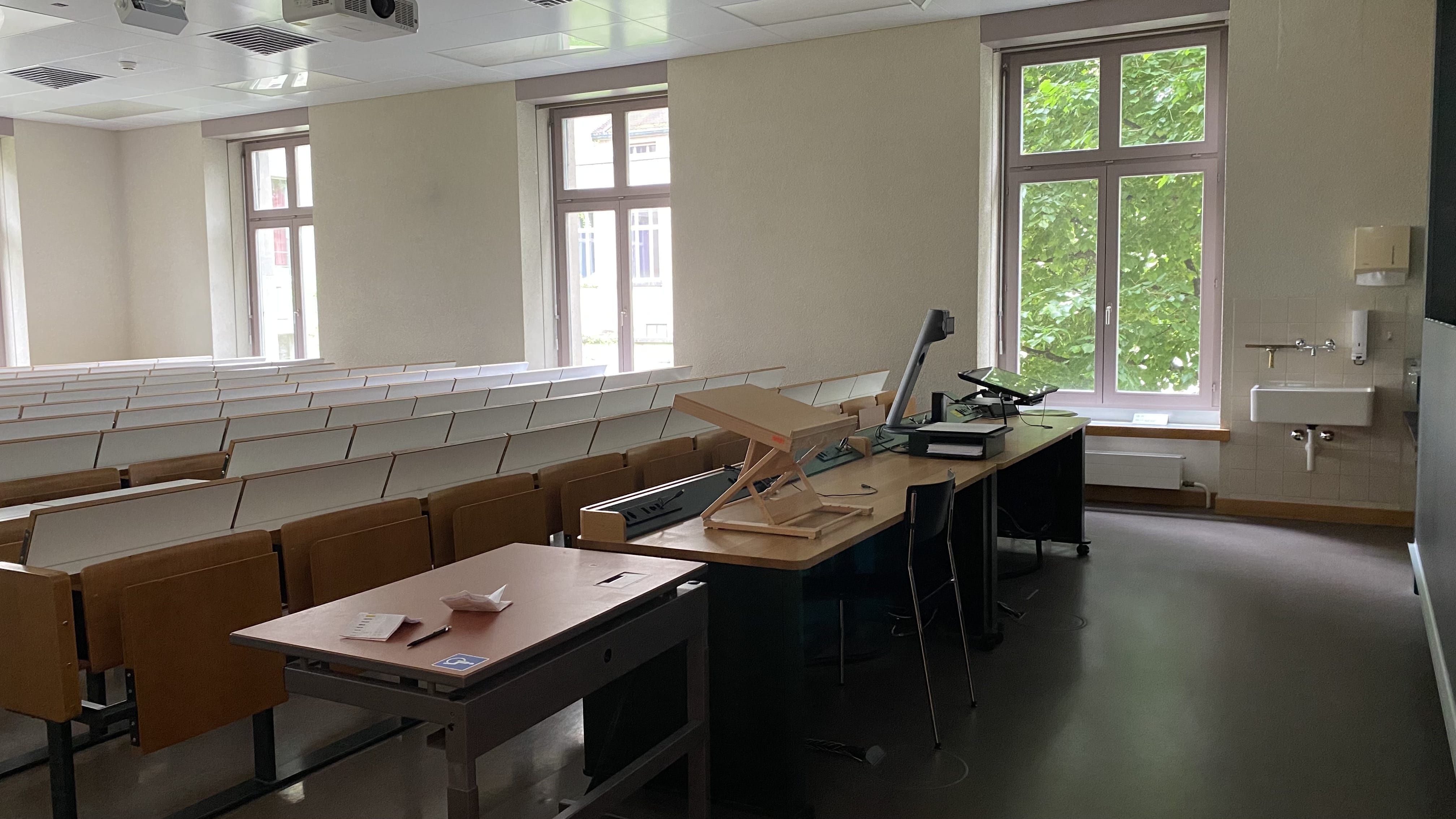 Hörsaal RAK-E-8: Ansicht auf den Raum von der Eingangstür aus.
