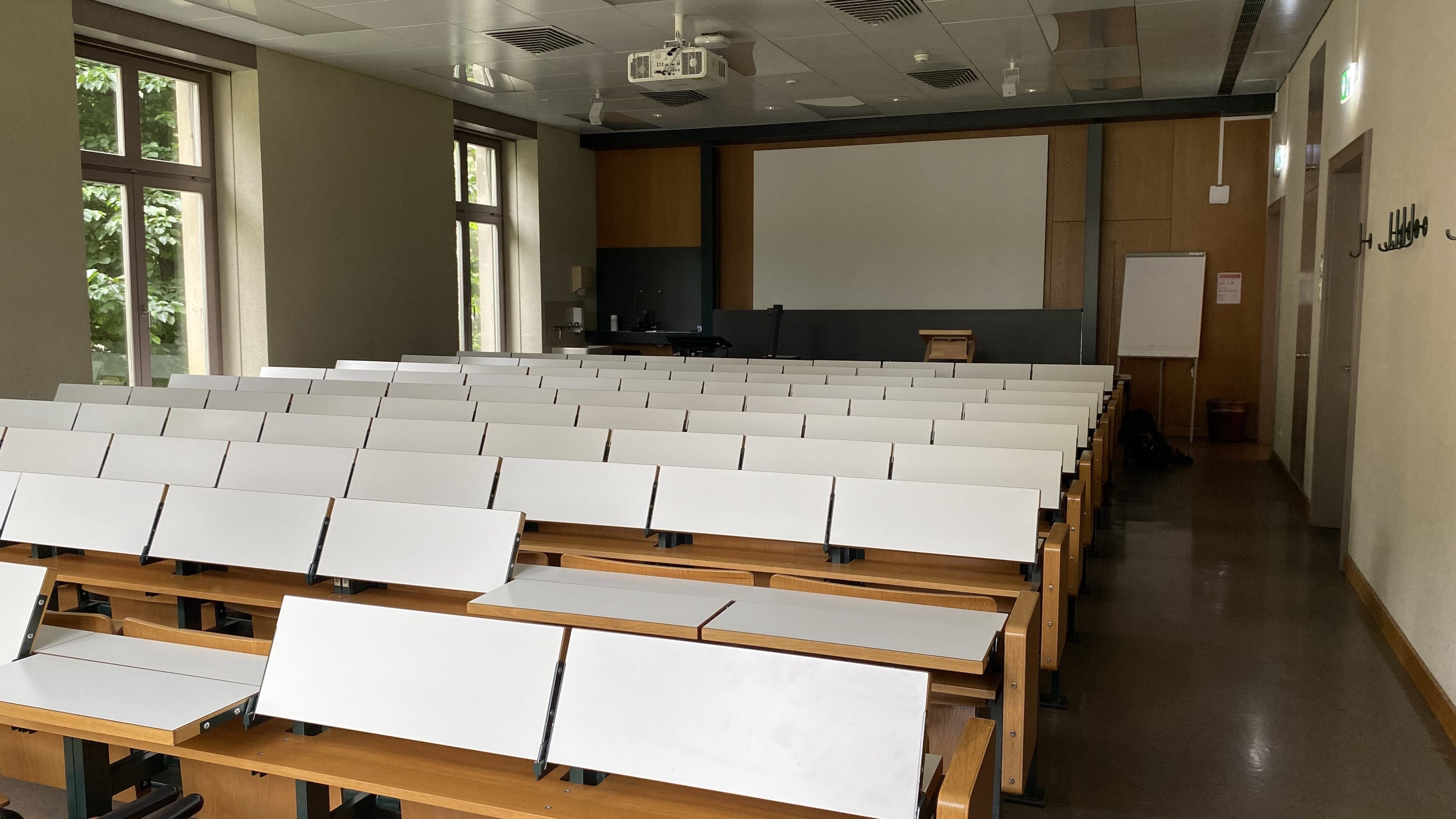 Hörsaal RAK-E-8: Ansicht zum Dozierendenpult hin.