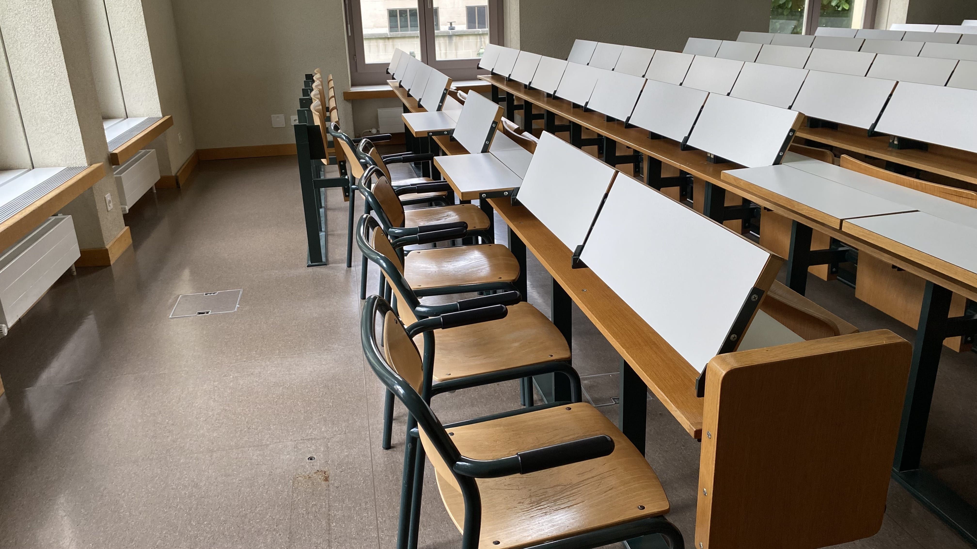 Hörsaal RAK-E-8: Ansicht auf die hinterste Reihe ohne fixe Bestuhlung. Alle anderen Sitzreihen haben eine fixe Bestuhlung.