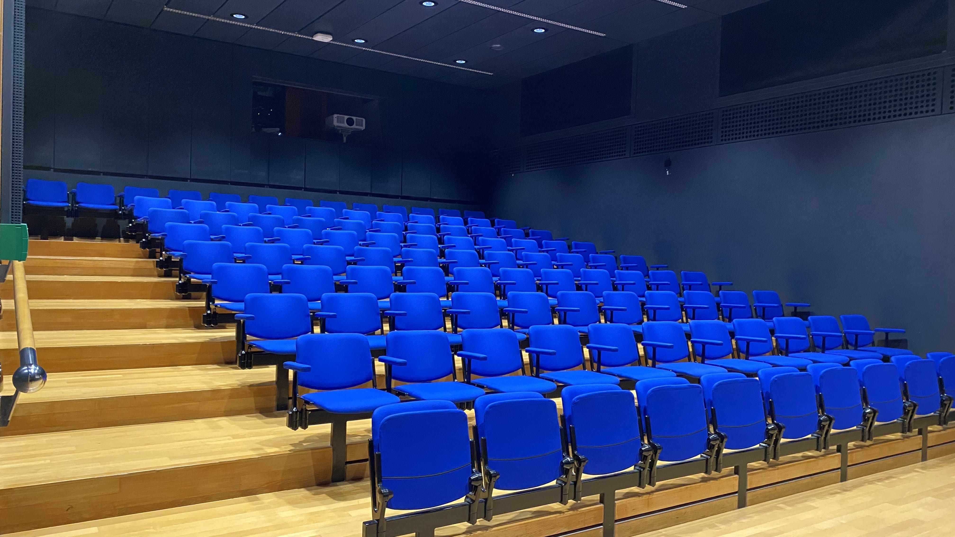 KO2-E-61C, Kleines Kino im Museum: Ansicht auf die Sitzreihen von der Eingangstüre aus. Links der Reihen befinden sich Stufen.