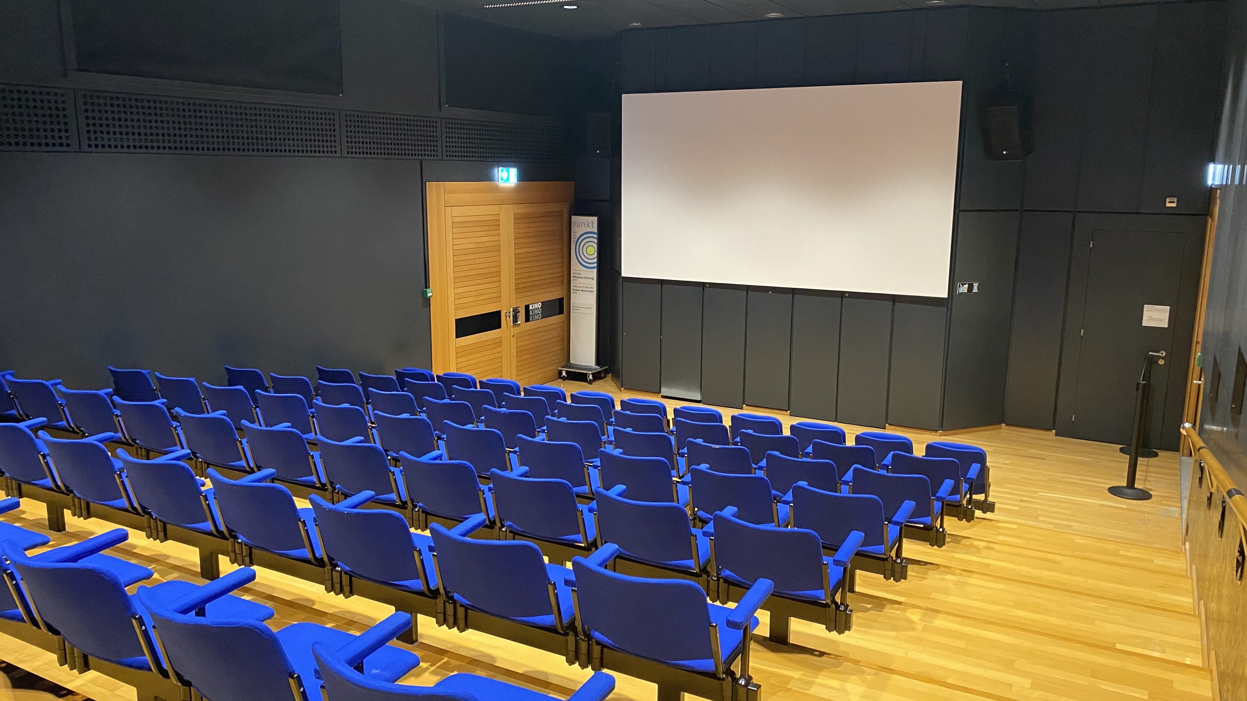 KO2-E-61C, Kleines Kino im Museum: Ansicht zur Leinwand hin.