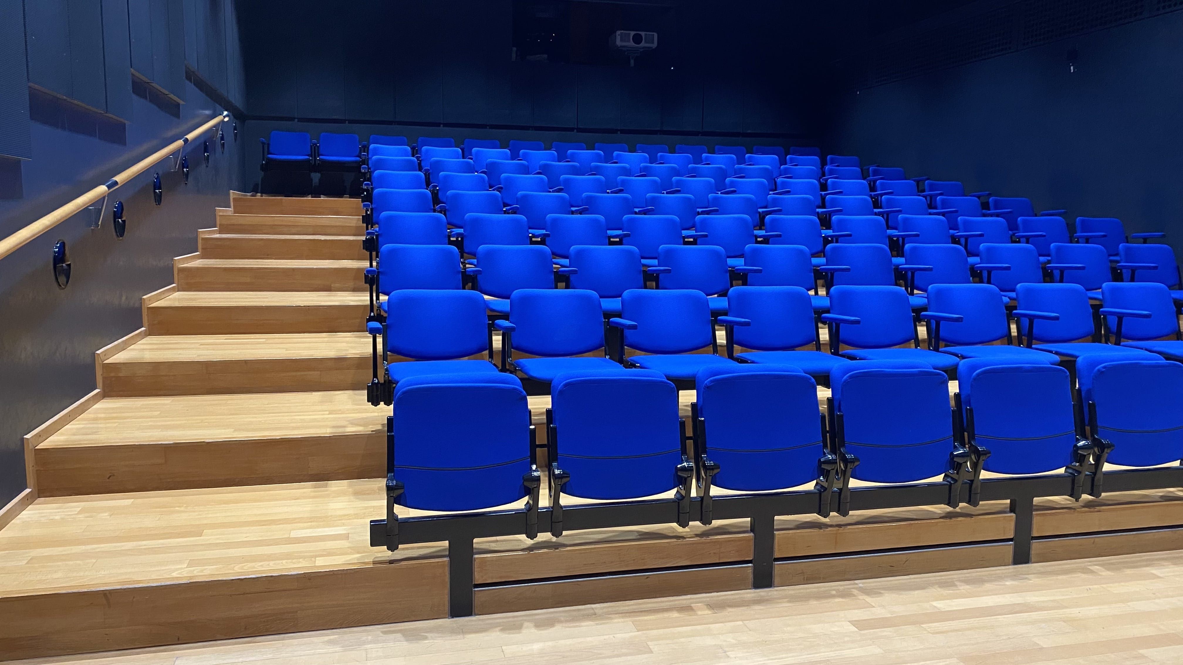 KO2-E-61C, Kleines Kino im Museum: Ansicht auf die vorderste Sitzreihe, die stufenlos erreichbar ist.