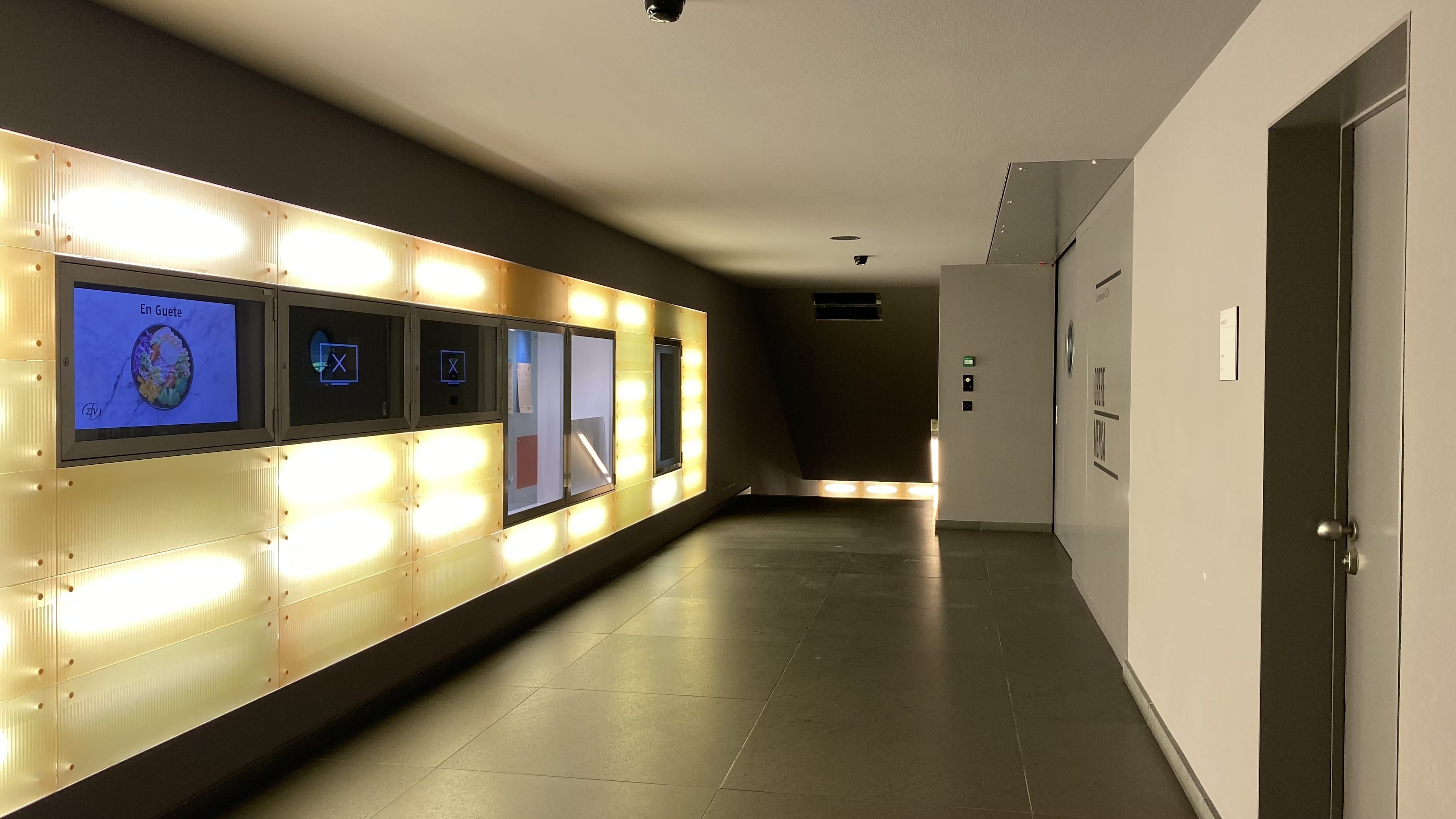 MEN-A, Mensa: Ansicht auf die Treppe, die zur unteren Mensa A führt. Rechts davon befindet sich der Eingang zur oberen Mensa B.