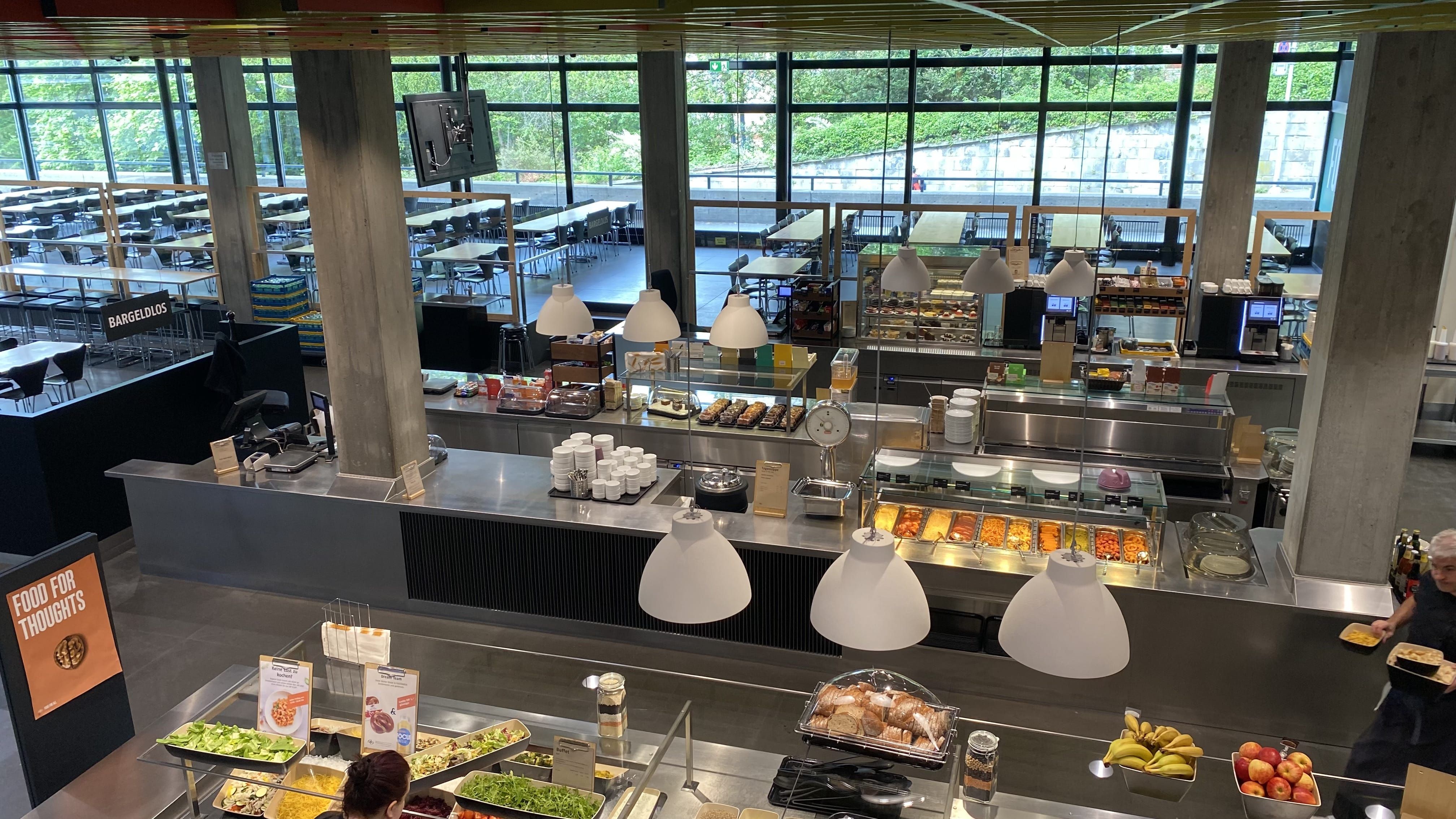 MEN-A, Mensa: Ansicht auf die Essensausgabe von oben.