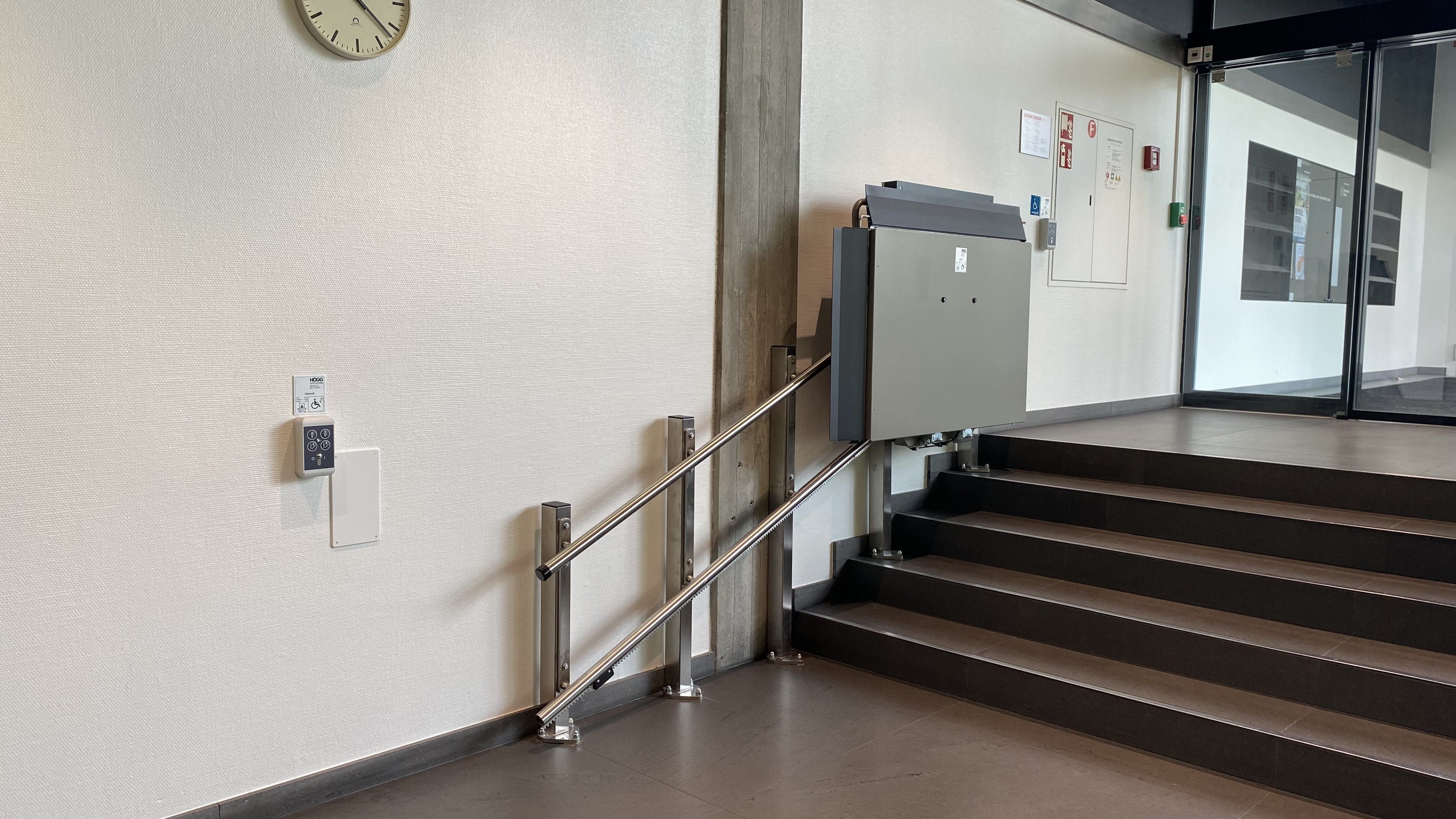 MEN-A, Mensa: Ansicht auf den Treppenlift, der zum Aussenbereich der Mensa führt.