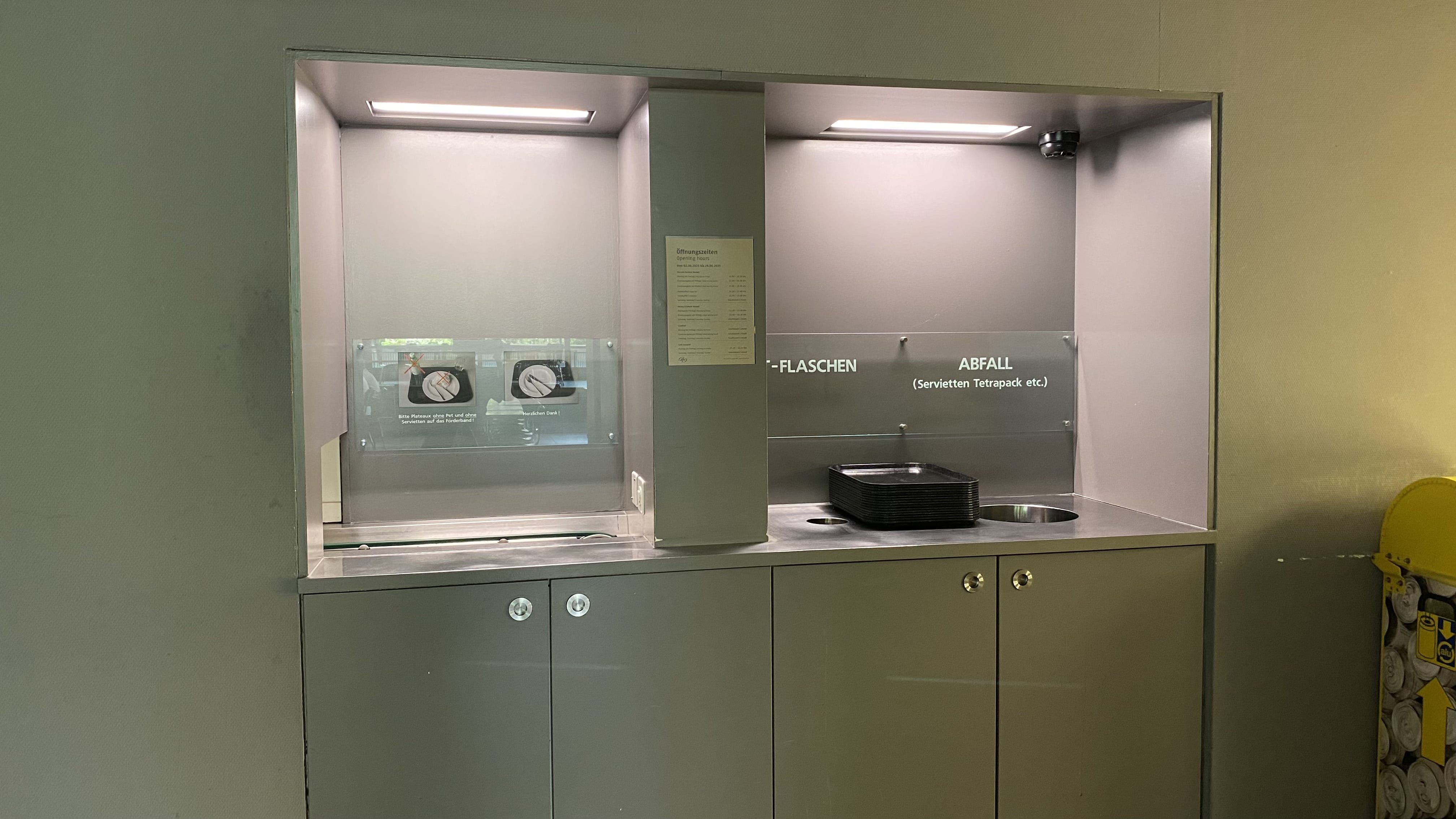 MEN-A, Mensa: Ansicht auf die Geschirrrückgabe im Eingangsbereich der Mensa.