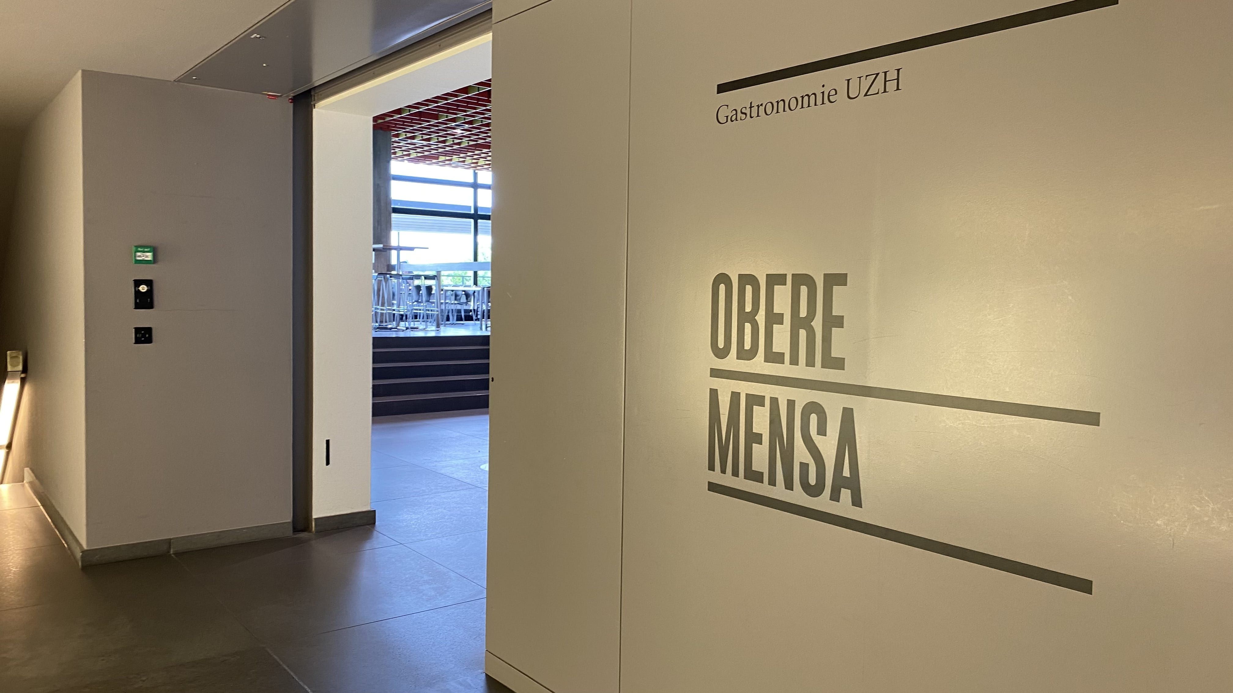 MEN-B, Mensa: Ansicht auf den Eingang zur oberen Mensa B.