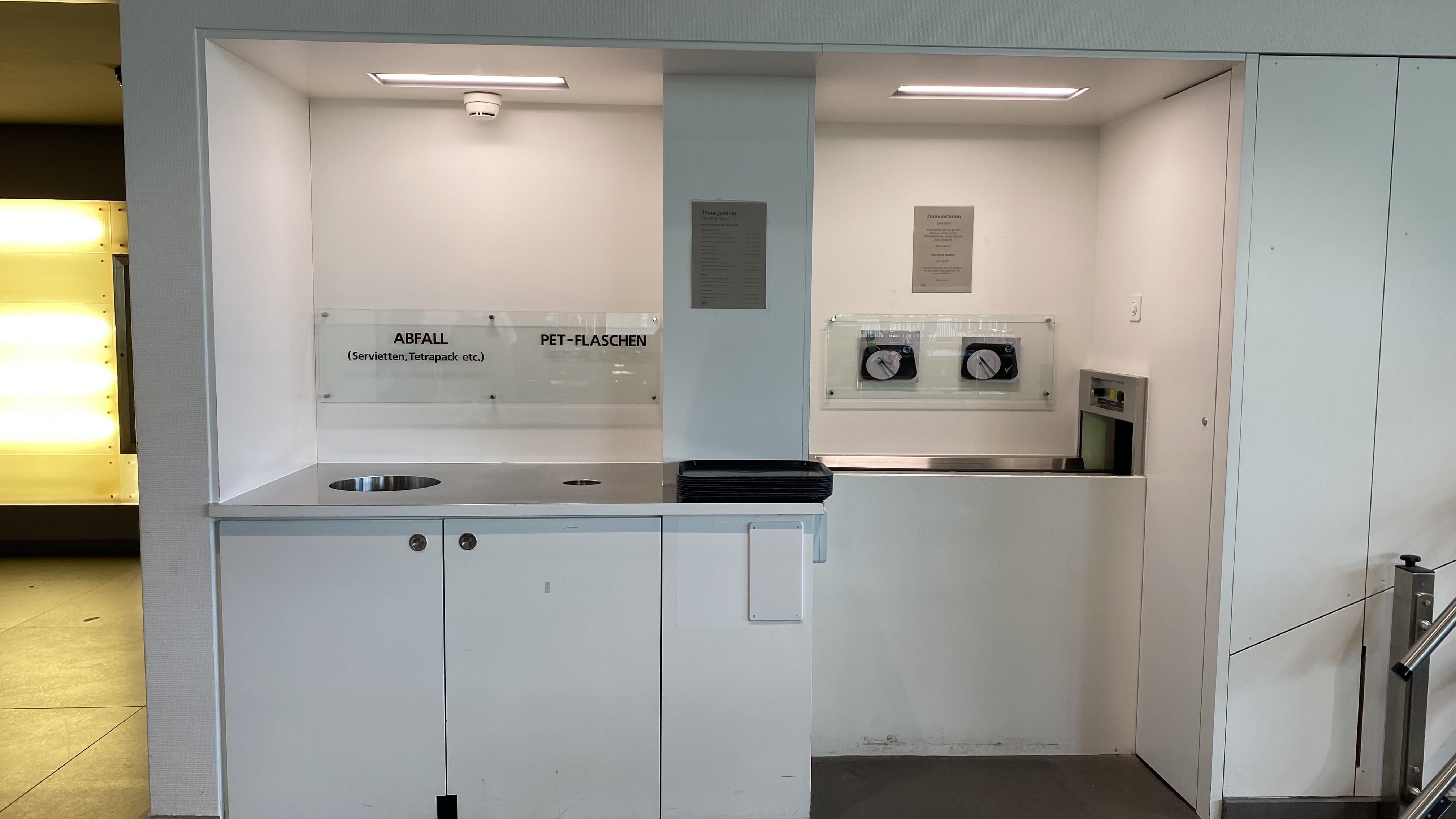 MEN-B, Mensa: Ansicht auf die Geschirrrückgabe links von der Eingangstür.